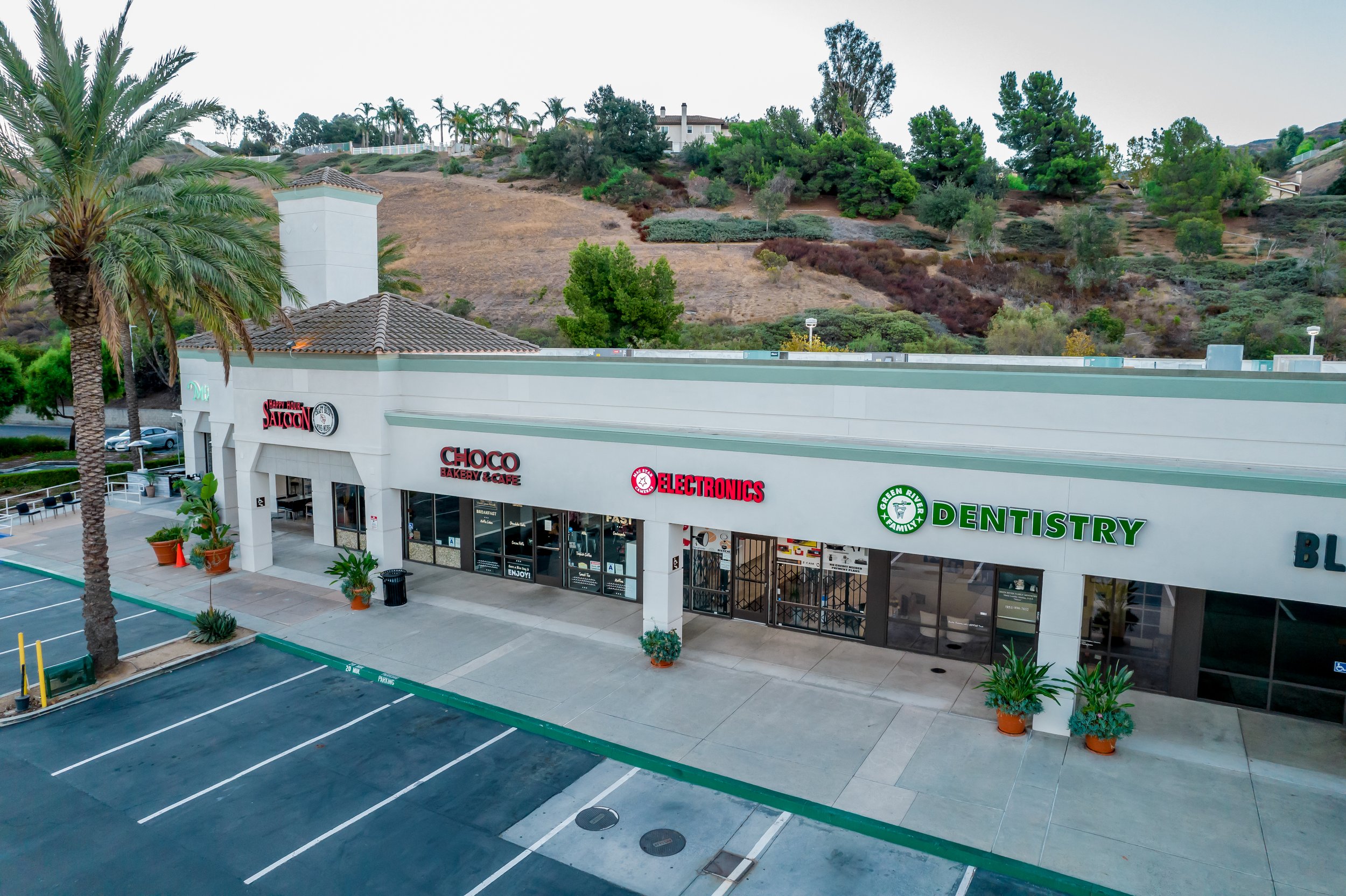  Entrance to bar, bakery, electronic store and dentist. 