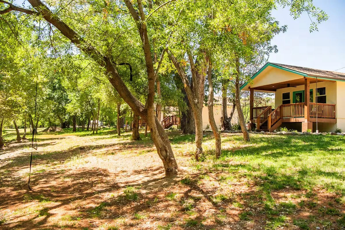 Cabins-on-the-Creek-1.jpeg