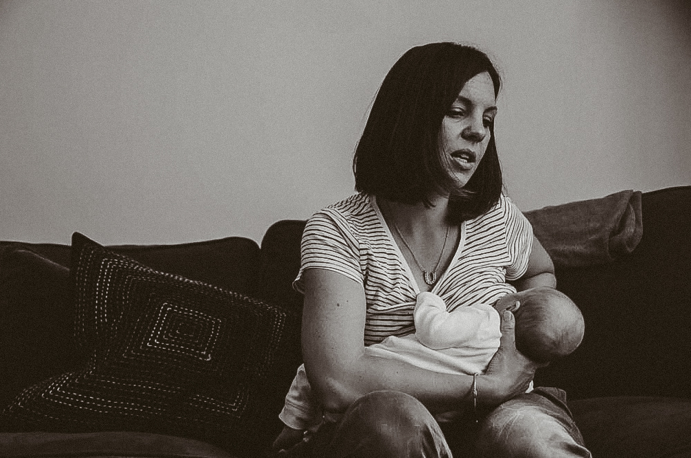 London | Hampshire Photographer New mother breastfeeds baby