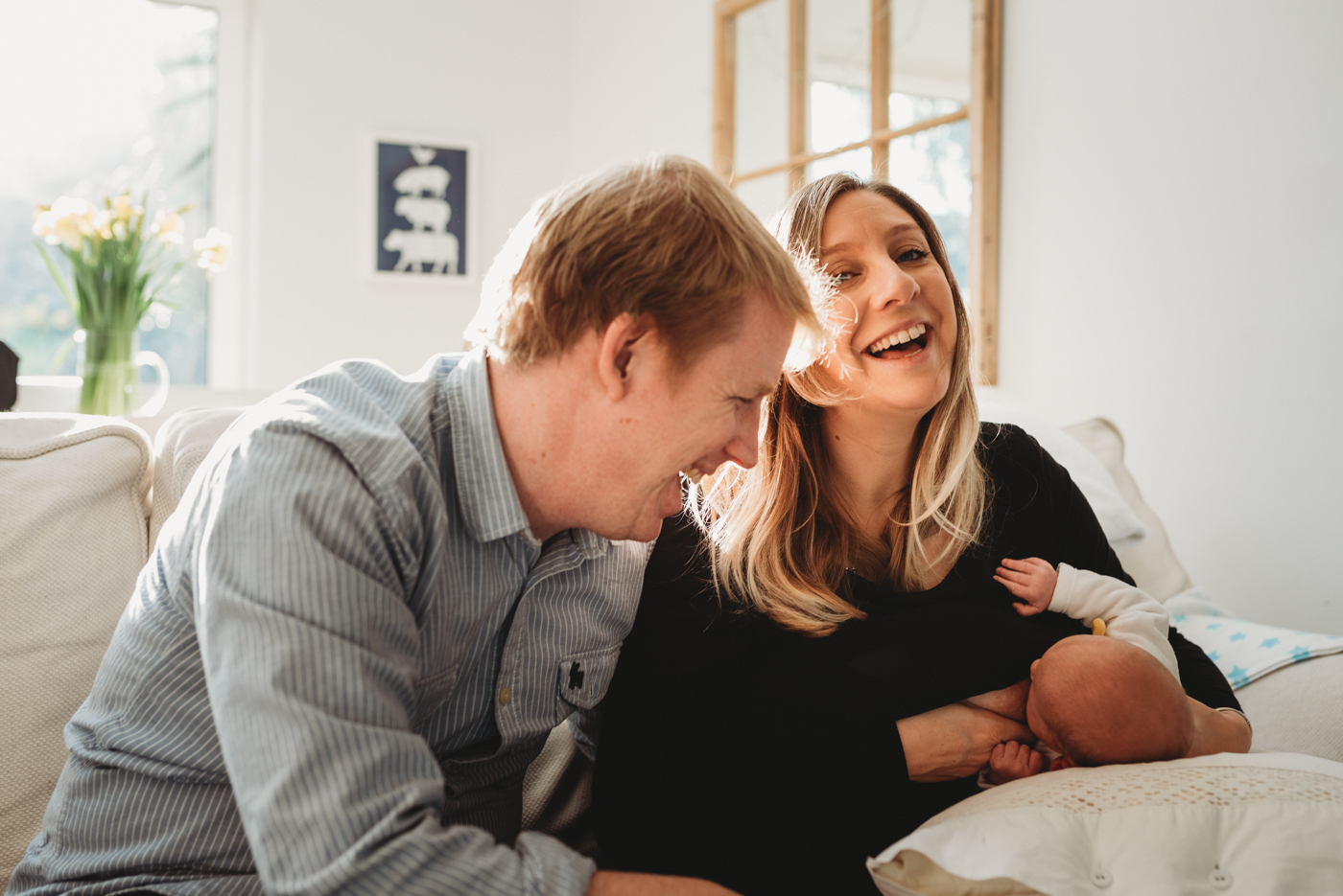 Hampshire | London Photographer, Mum Smiles with Dad and Baby