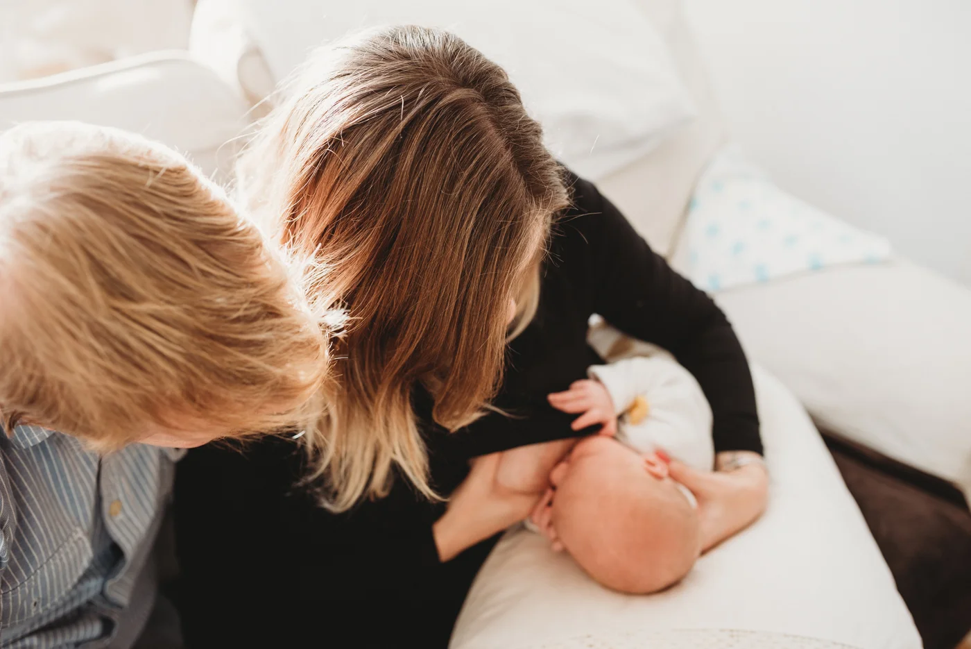 Hampshire | London Photography, Parents gaze at Newborn