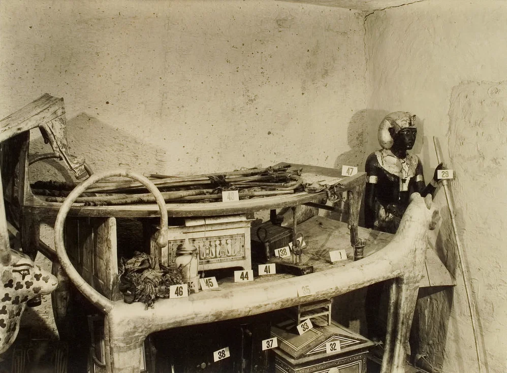 Harry Burton, Tutankhamun tomb photographs (1922), vol. 2. For more images of King Tut's tomb, click here .