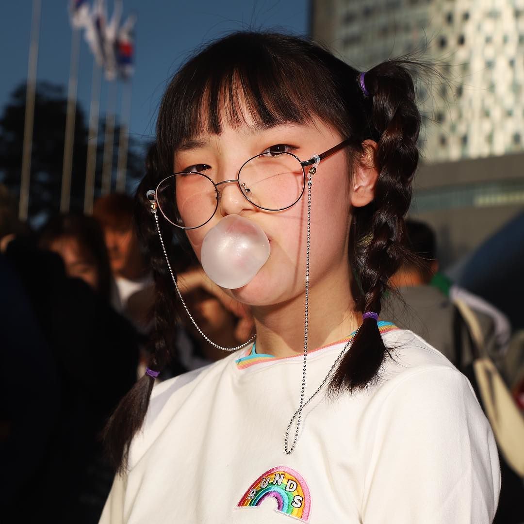 A first-year middle school student attending Seoul Fashion Week in October, 2017. 2017년 10월 서울 패션위크에 참석하고 있는 중학교 1학년 학생.