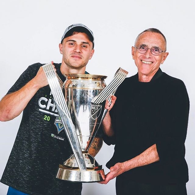 Family photo 😃😃. Happy #NationalDoctorsDay Dad! Pretty cool to have moments like this with him 💪🏻💪🏻 Also, thank you to all of those at the frontline of the COVID-19 pandemic. We are all eternally grateful. Stay home and stay safe everyone! #MLS