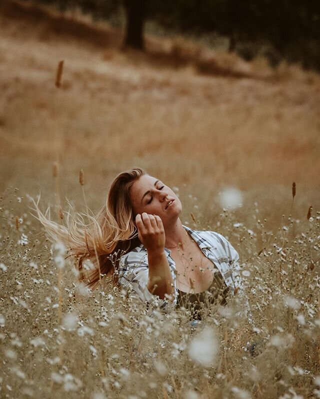 &ldquo;You belong somewhere you feel free.&rdquo; ...Last year I felt free in a field of wild flowers. Right now, I feel free in my sweatpants 🤷🏼&zwj;♀️ Someday we will be free again my friends... someday🌻🌾🌻
.
.
.
📸 @captain_clappo .
.
#wildflo