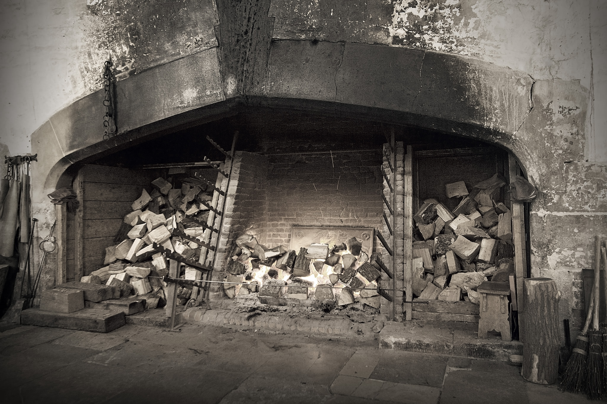 Fireplace-Hampton-Court.jpg