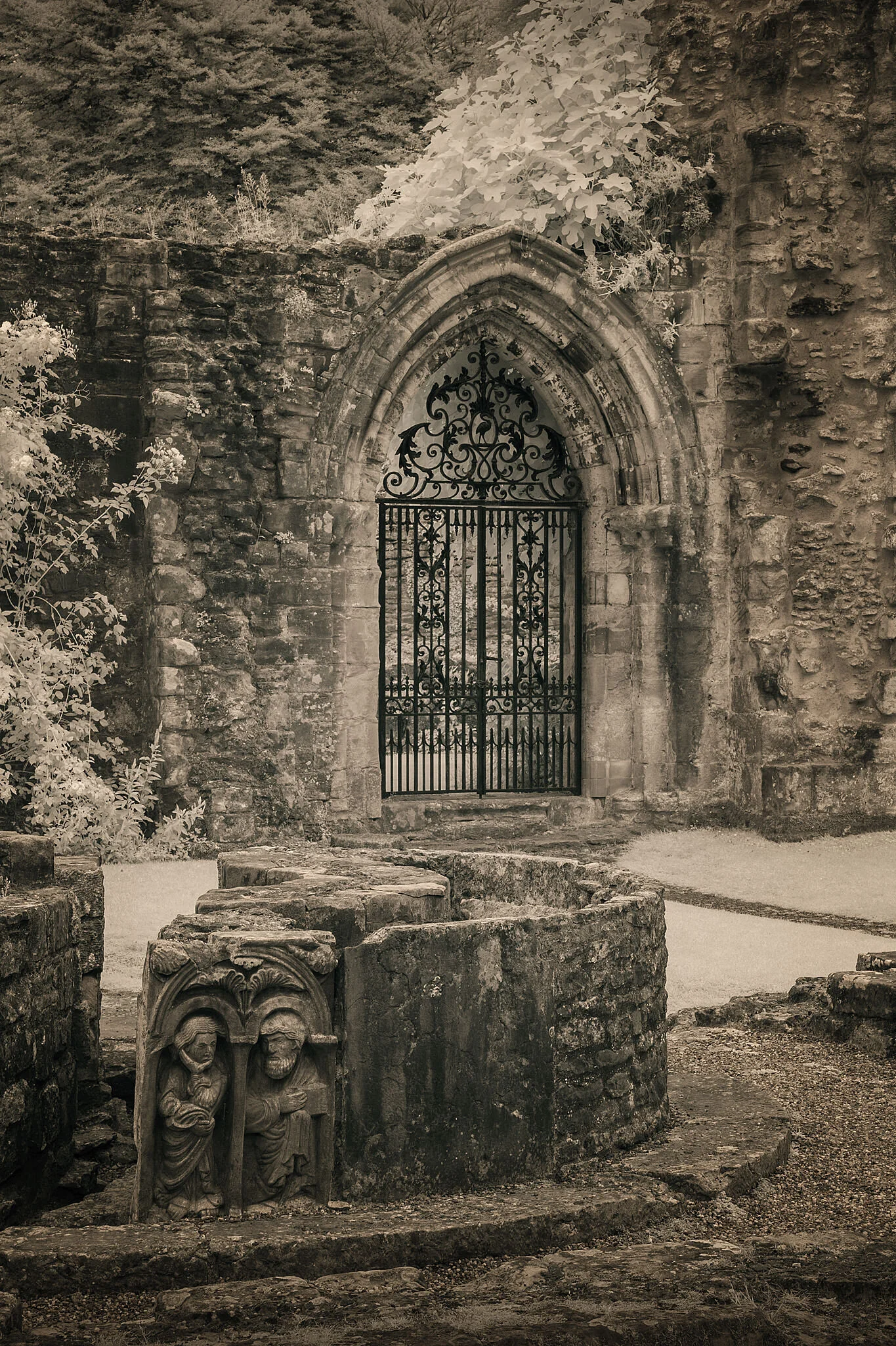 Wenlock-Priory-Gate.jpg