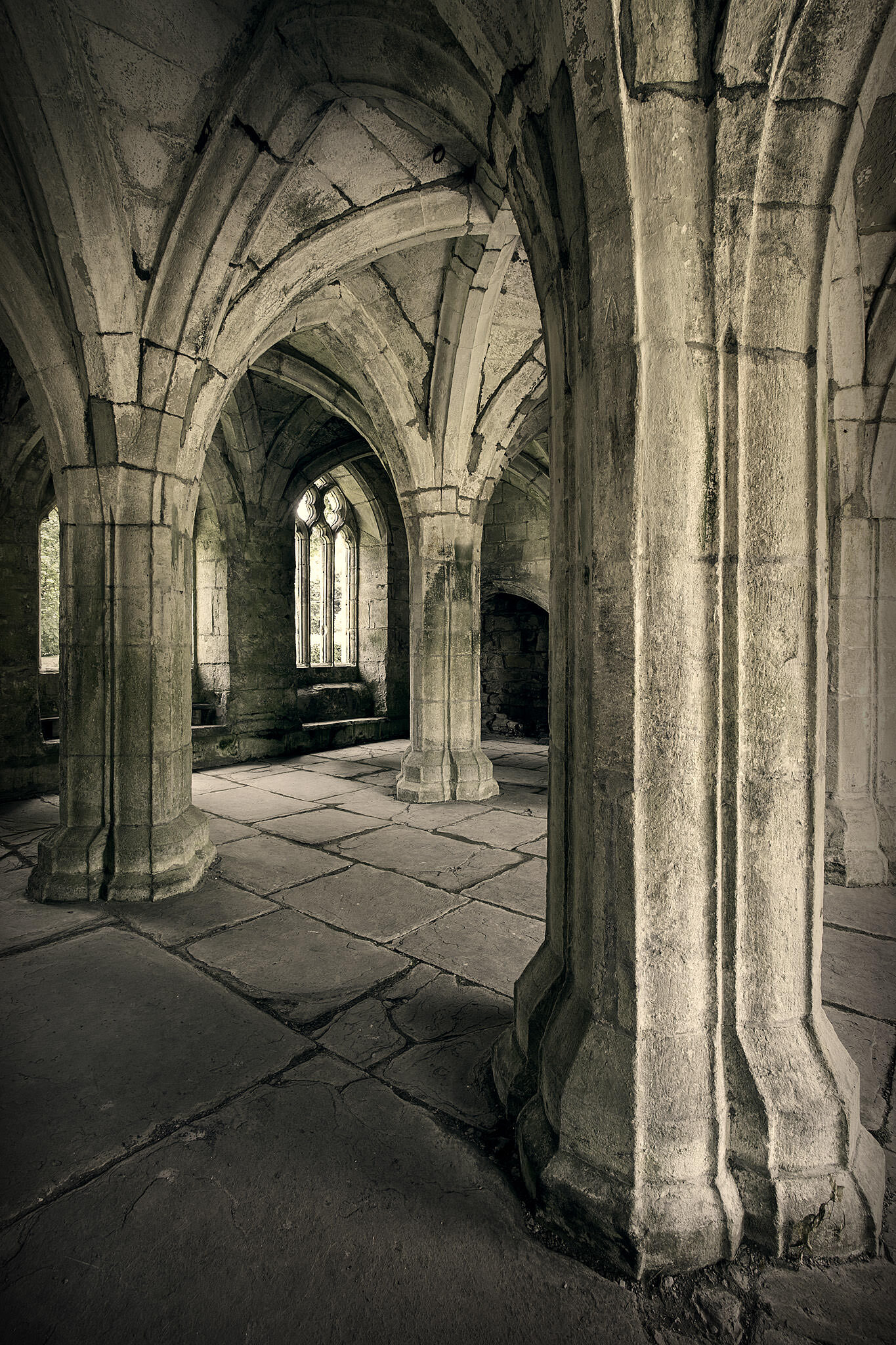 Valle-Crucis-Chapterhouse-Pillars.jpg