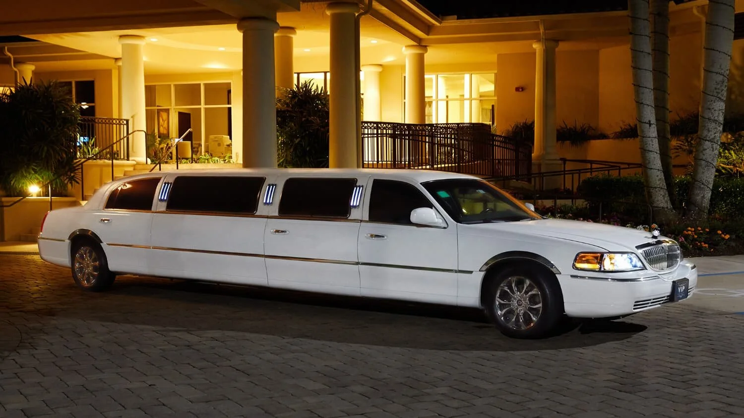 VIP Limo Service – Lincoln Town Car Stretch Limousine