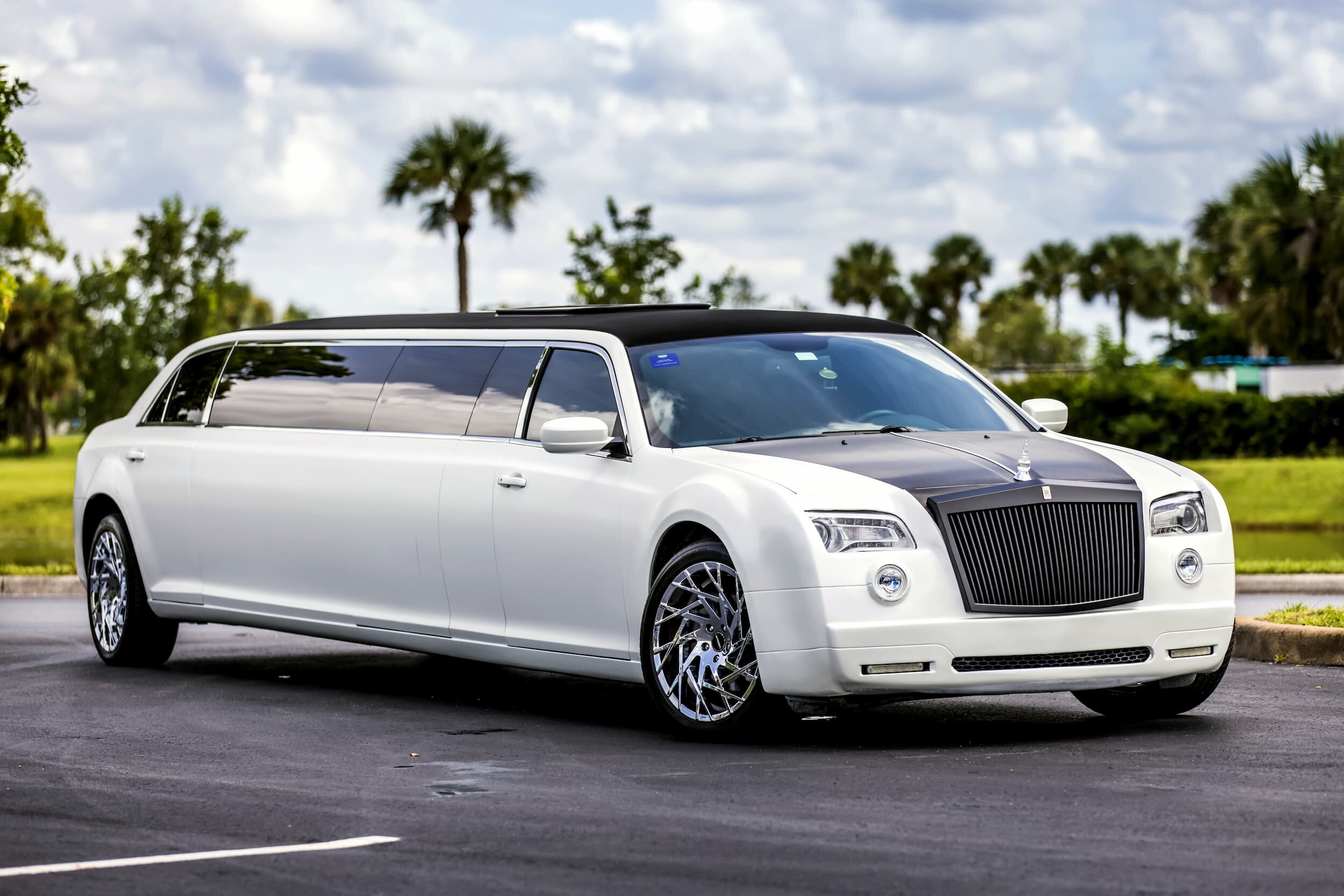 Hãng độ chào bán siêu phẩm limousine RollsRoyce Phantom bọc thép siêu dài  cho giới đại gia