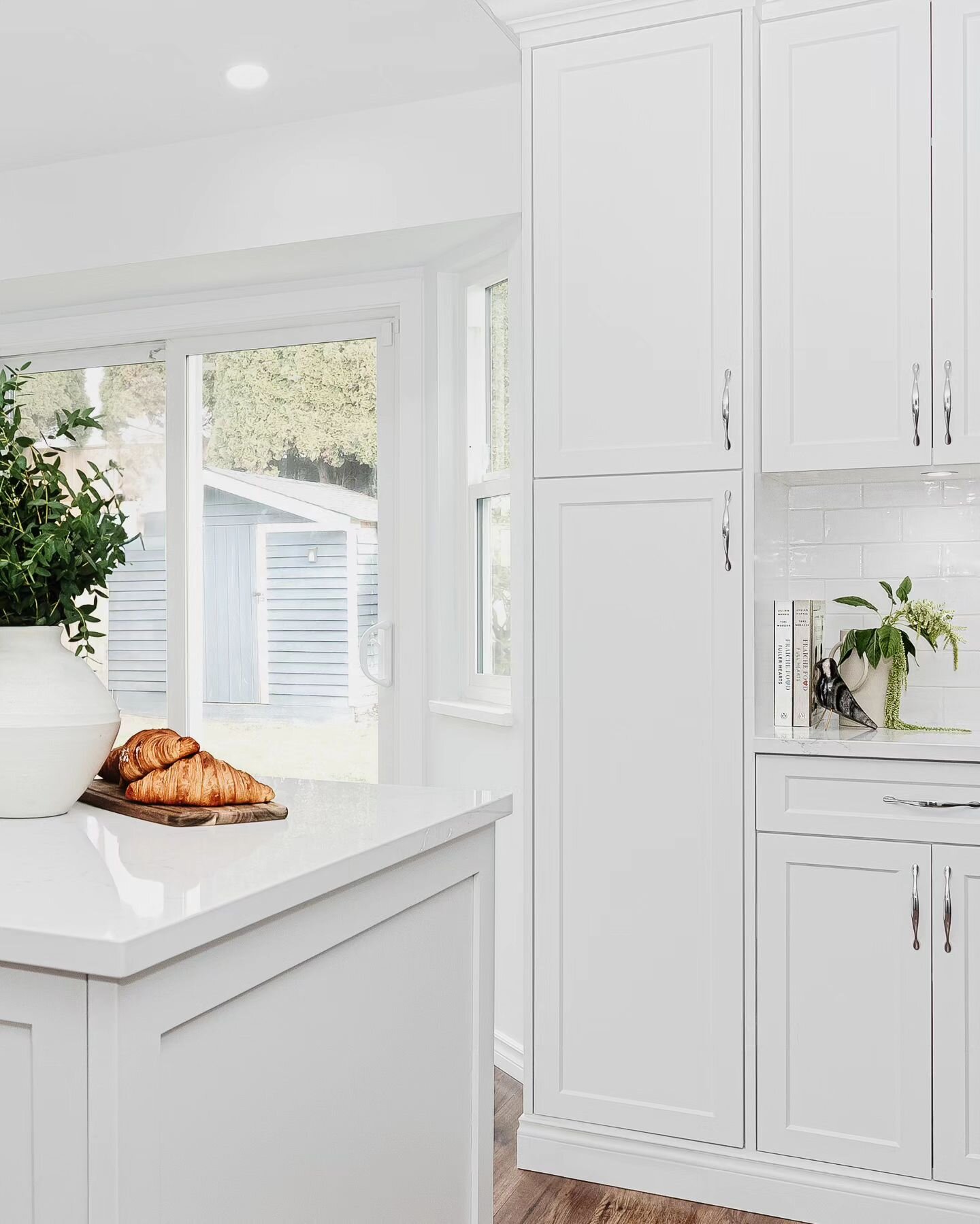 Embracing the timeless charm of an all-white palette. Timeless and classic. Say goodbye to gloomy cooking sessions

#kitcheninterior #kitchendesign #kitcheninteriordesign #kitchenremodel #kitchenrenovations #kitchenideas #interiordesigncanada #vancou