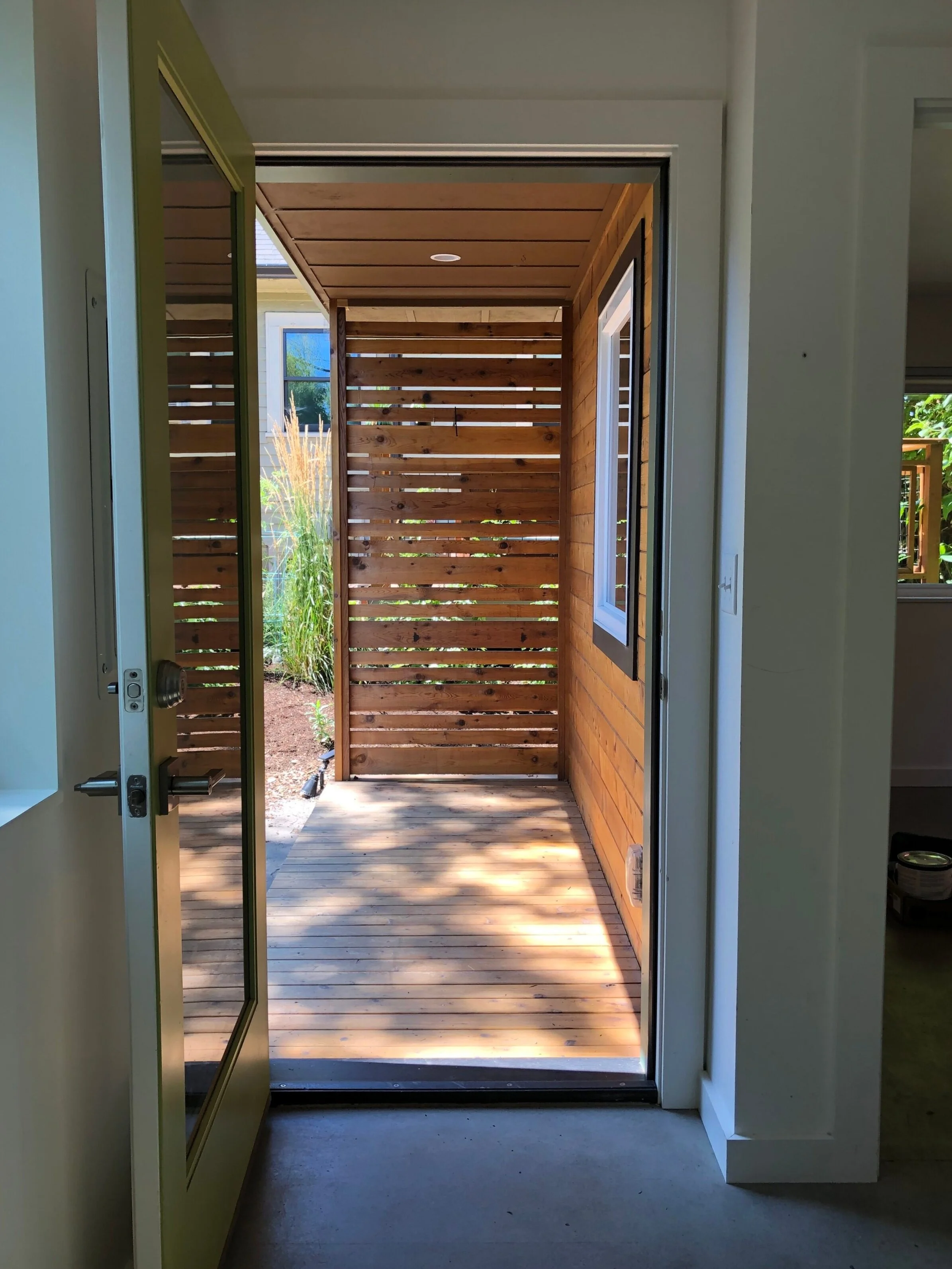  Entry and privacy screen  