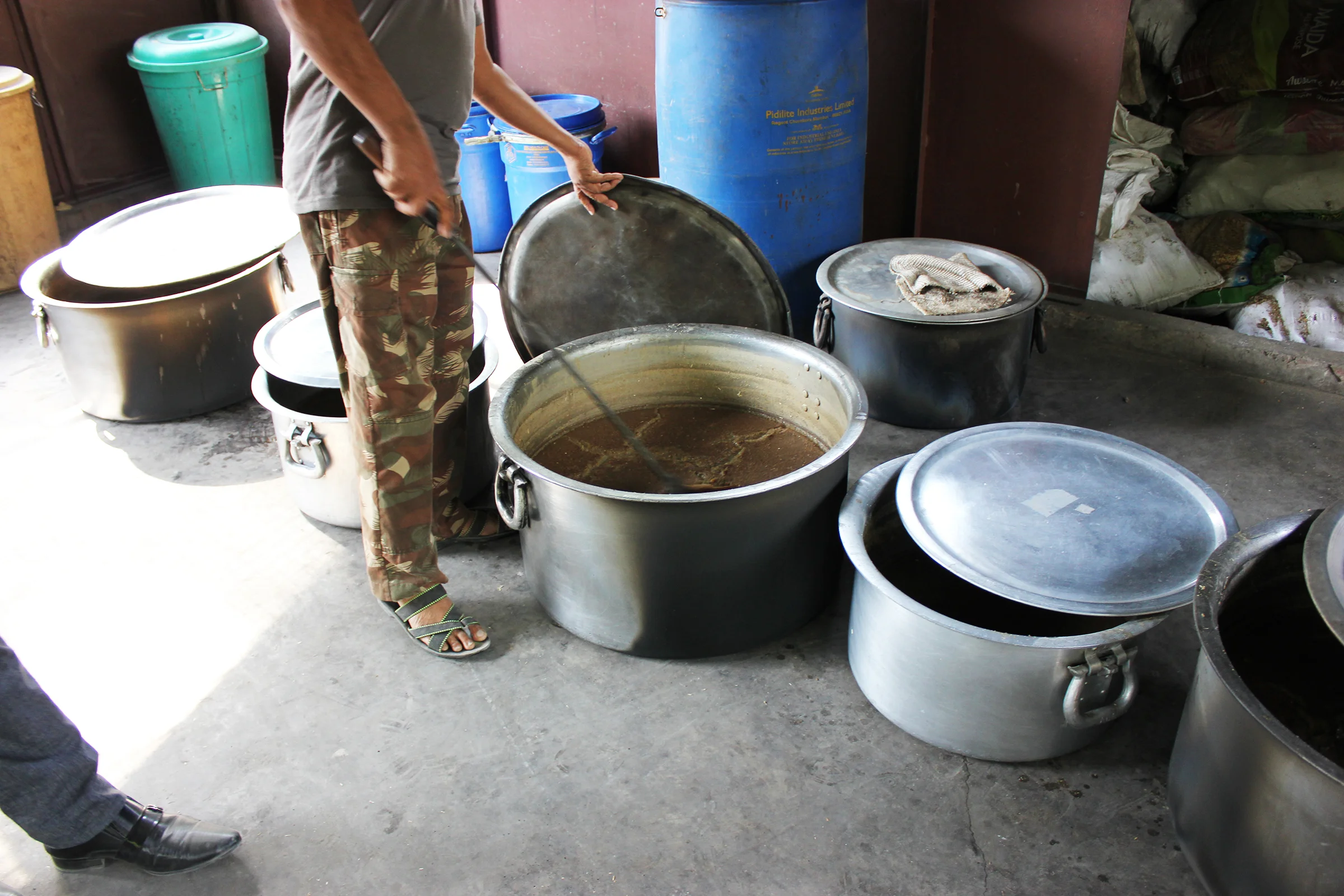 In the bear kitchen. Organic and nutritious porridge made fresh for the bears every day. With honey! They certainly deserve it.