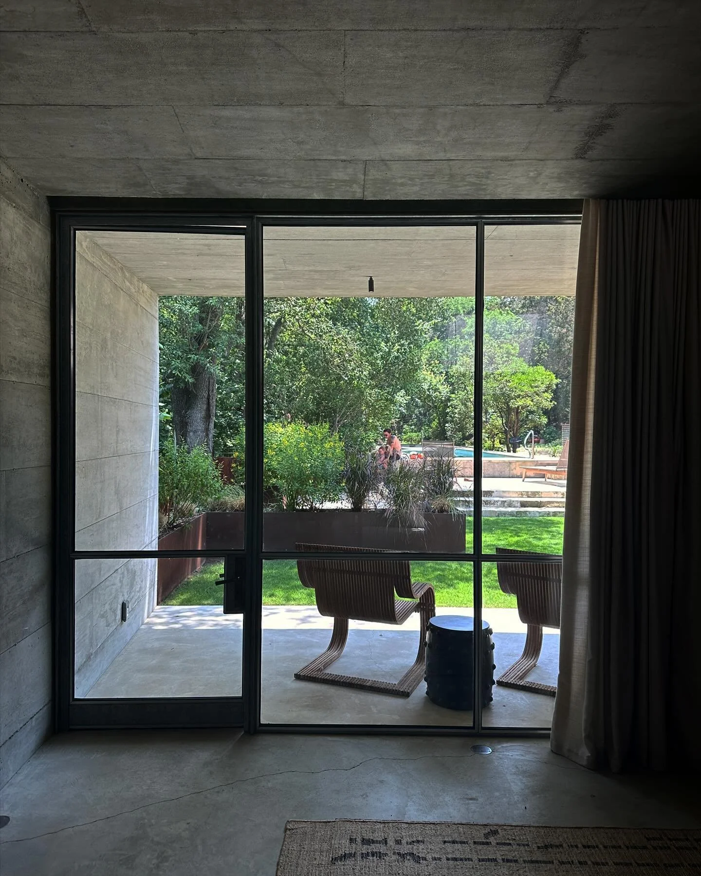 Blurring the lines between inside and out, private and public, soft and hard, green and grey&hellip;

Landscape architect: 8Sc @studio8sc ♾️
Landscape Install: Big Tree LLC 🌲 
Architect: @melllawrence 
Interior Designer: @fernsantini 
Building Contr