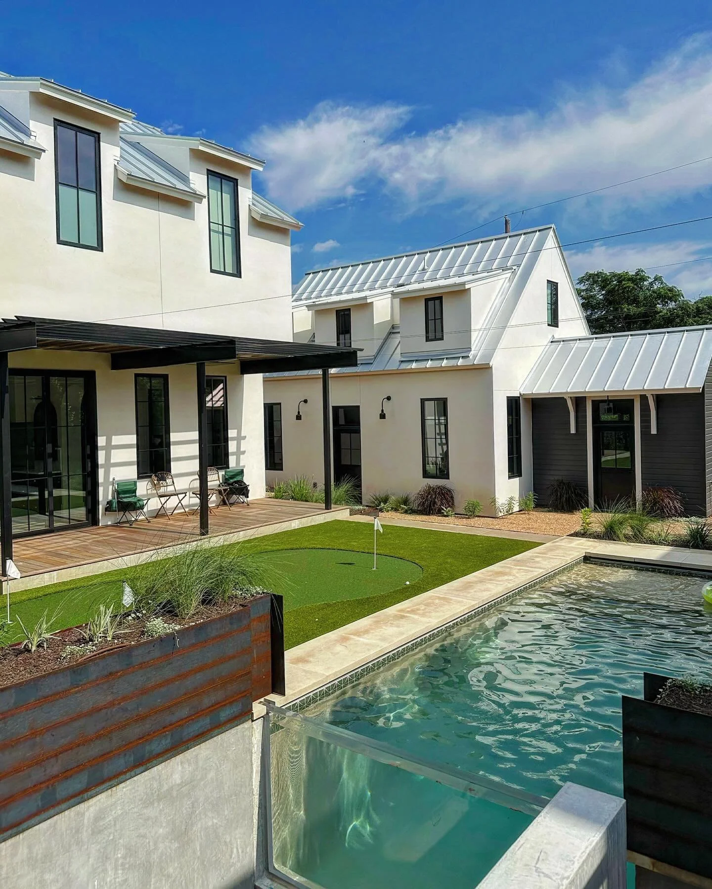 🏊&zwj;♂️ ⛳️ 🌱 

Yes, yes that is a glass wall pool 😎 

Landscape Architect: 8Sc @studio8sc ♾️
Landscape Install: Big Tree LLC 🌲
Pool: Texas Tiny Pools @texastinypools 
Home Design/Build: Hatchworks @hatchworks 

#backyardgoals #pool #design #land