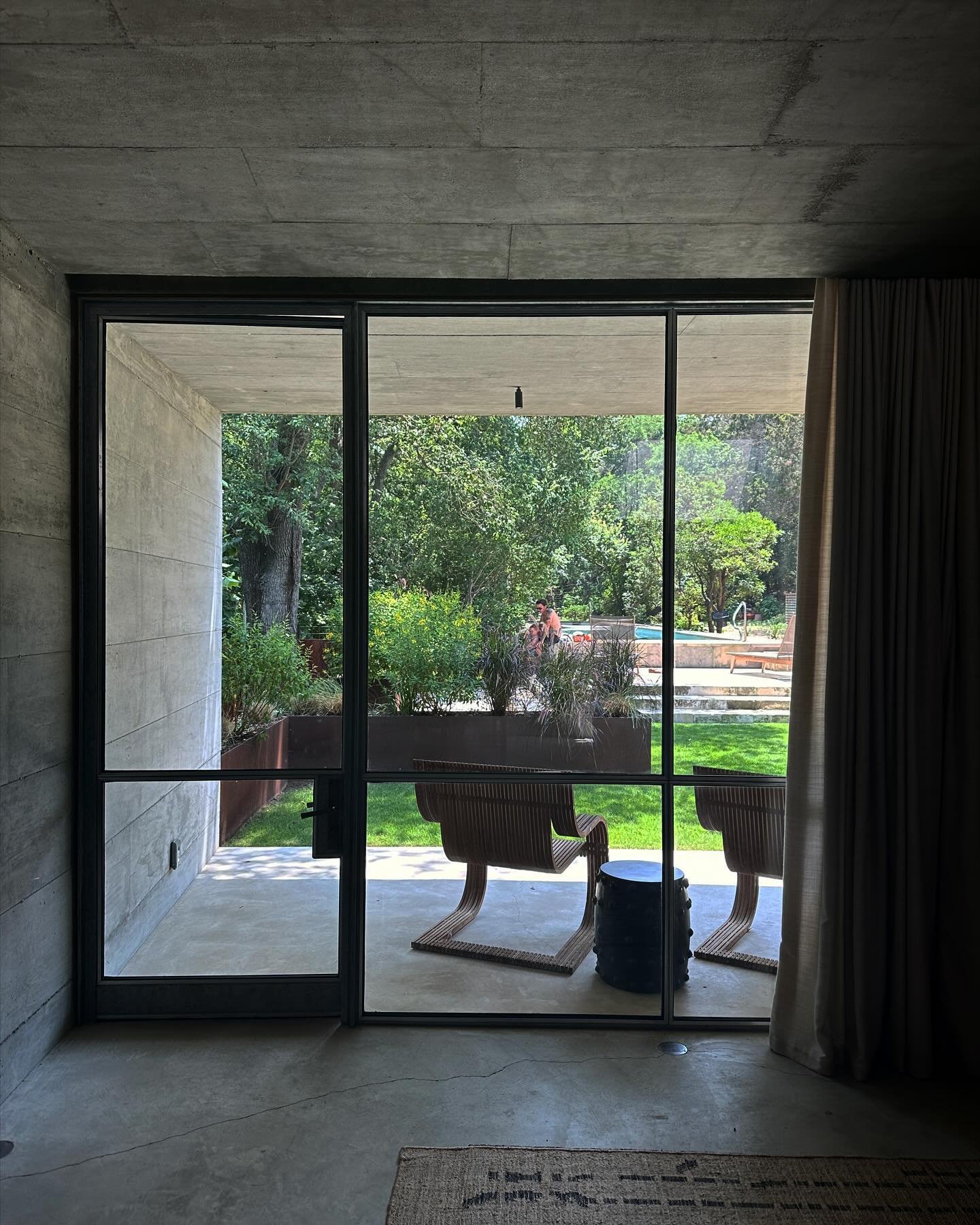 Blurring the lines between inside and out, private and public, soft and hard, green and grey&hellip;

Landscape architect: 8Sc @studio8sc ♾️
Landscape Install: Big Tree LLC 🌲 
Architect: @melllawrence 
Interior Designer: @fernsantini 
Building Contr