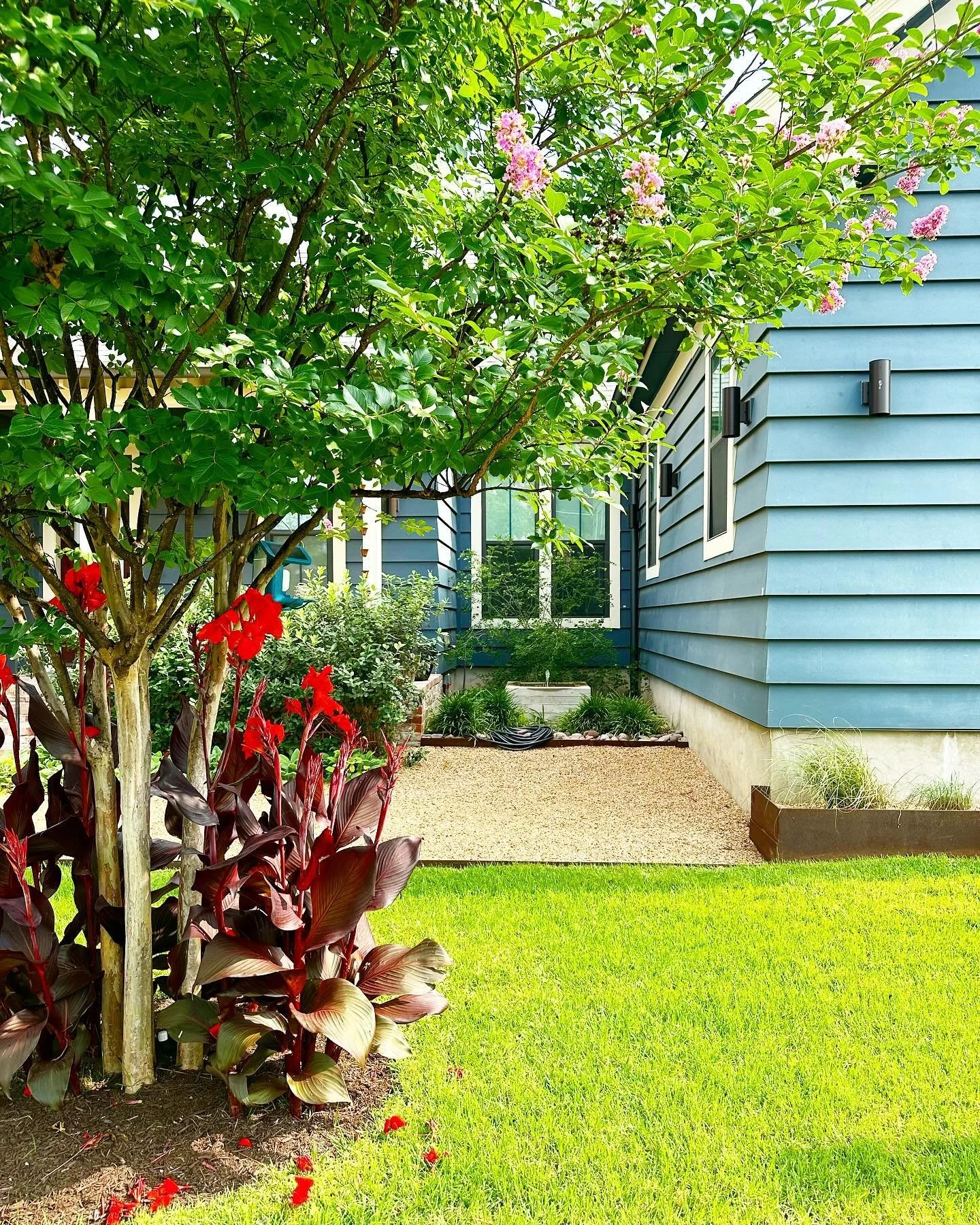 Blooms and Fountain nook 

Design: @studio8sc 
Install: Big Tree LLC

#fountain #landscape #bloom #landscape #frontyard #frontyardgoals #landscapedesign #outdoors #design