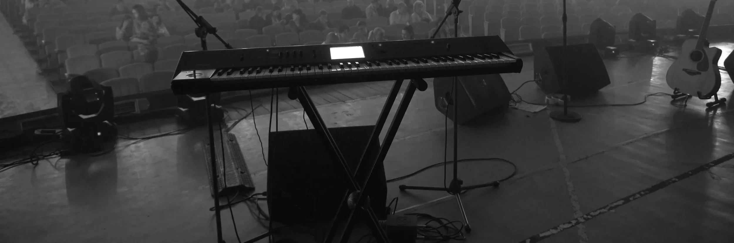 stage with keyboard14.jpg