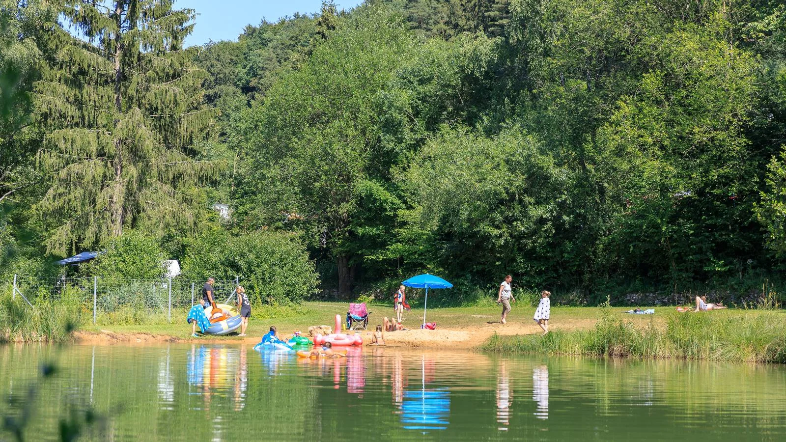 Naturbadeweiher, direkt auf dem Platz