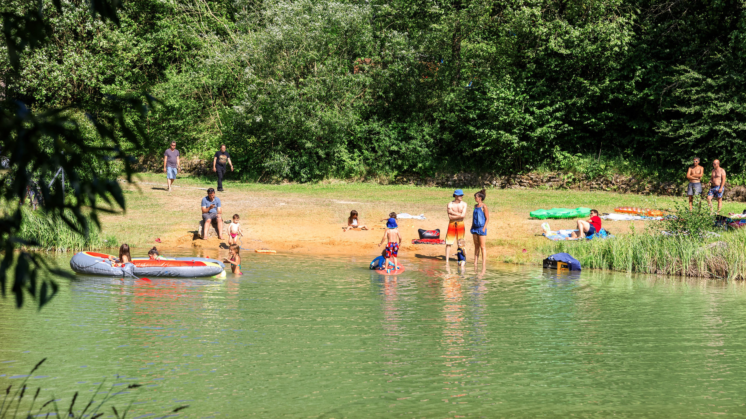 Kinder spielen am Wasser