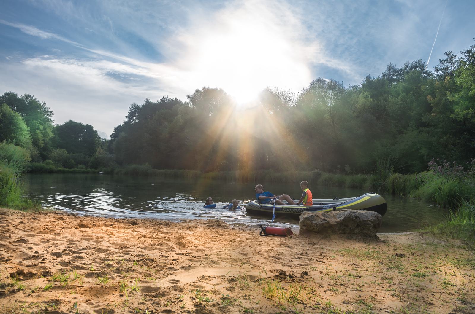 Schlauchboot liegt im Wasser