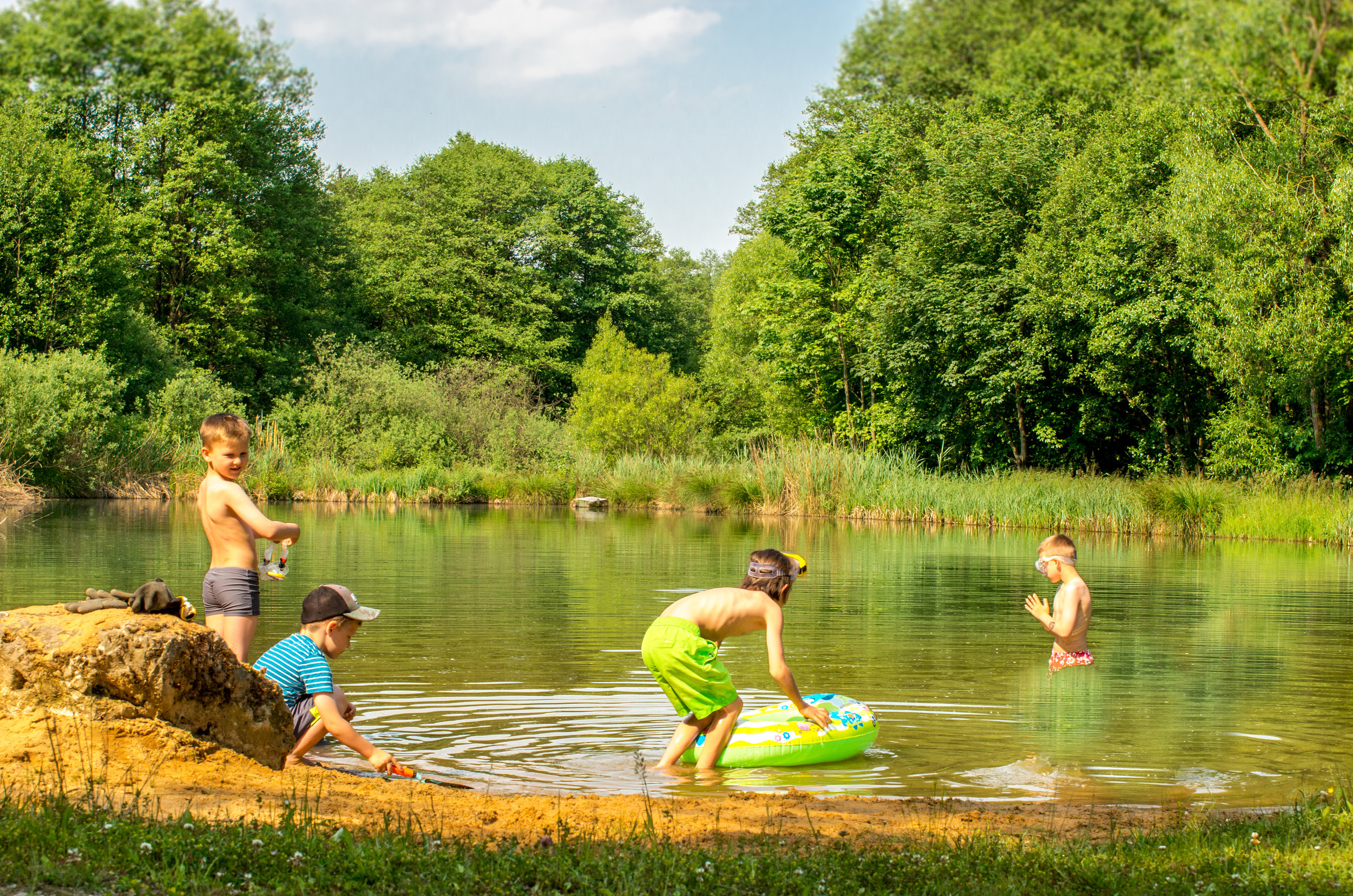 Sonneschein und Kinder spielen im Sand