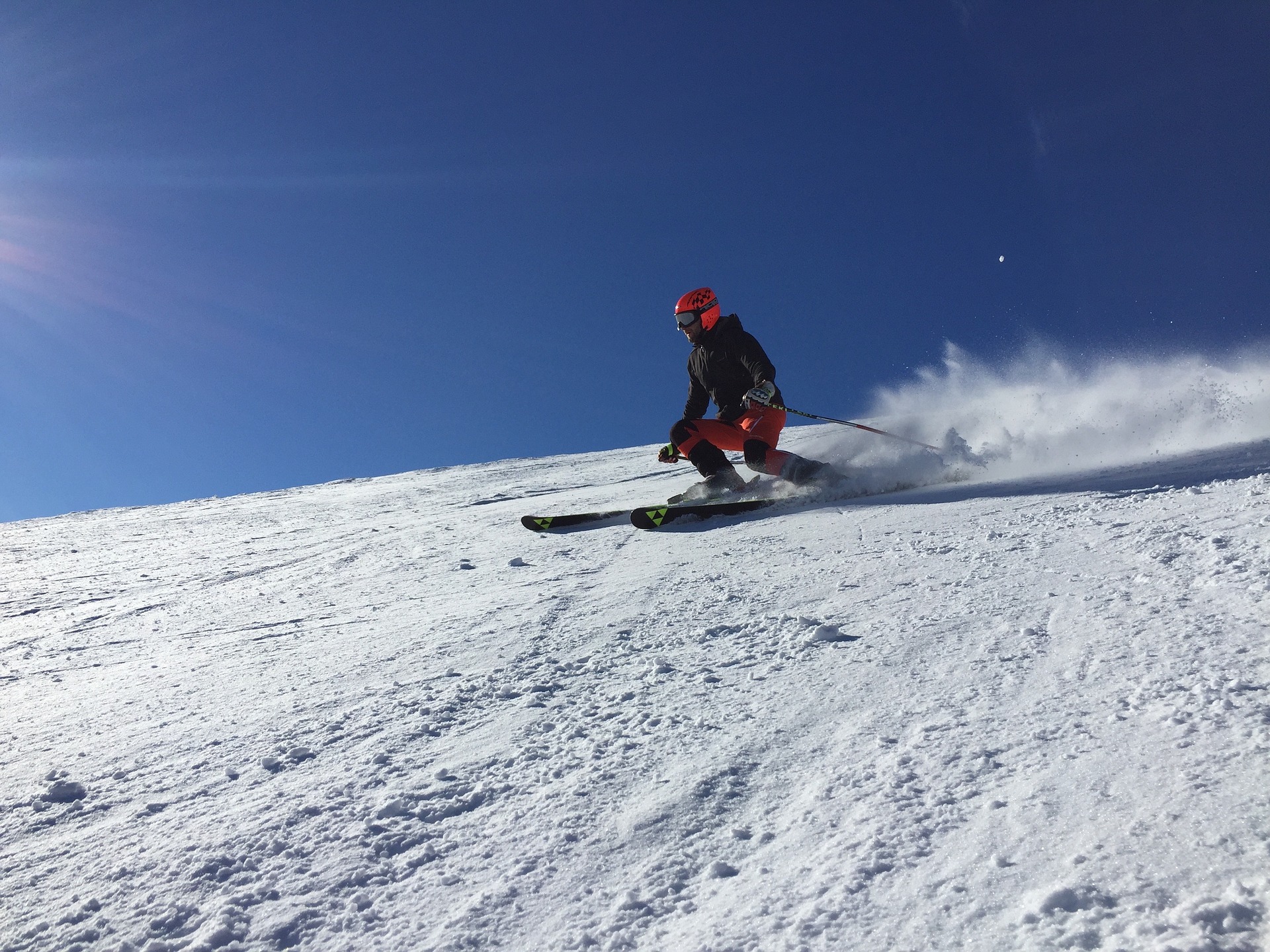 Ski & Alm in Voggenthal, Skifahrere mit Skistöcken und Helm