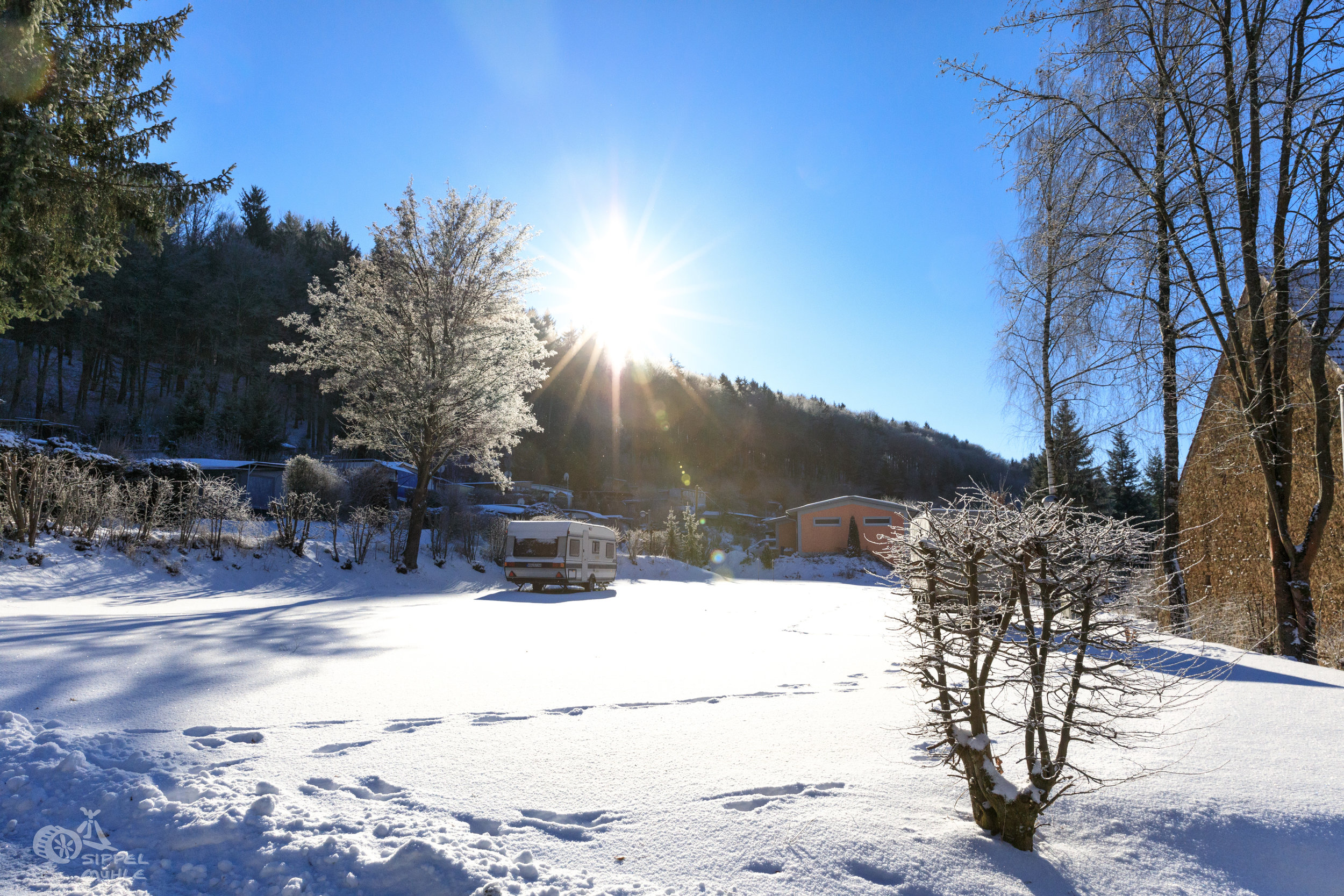 Wintercamping, dicke Schneeschicht auf einem Urlaubsplatz Schritte im Schnee