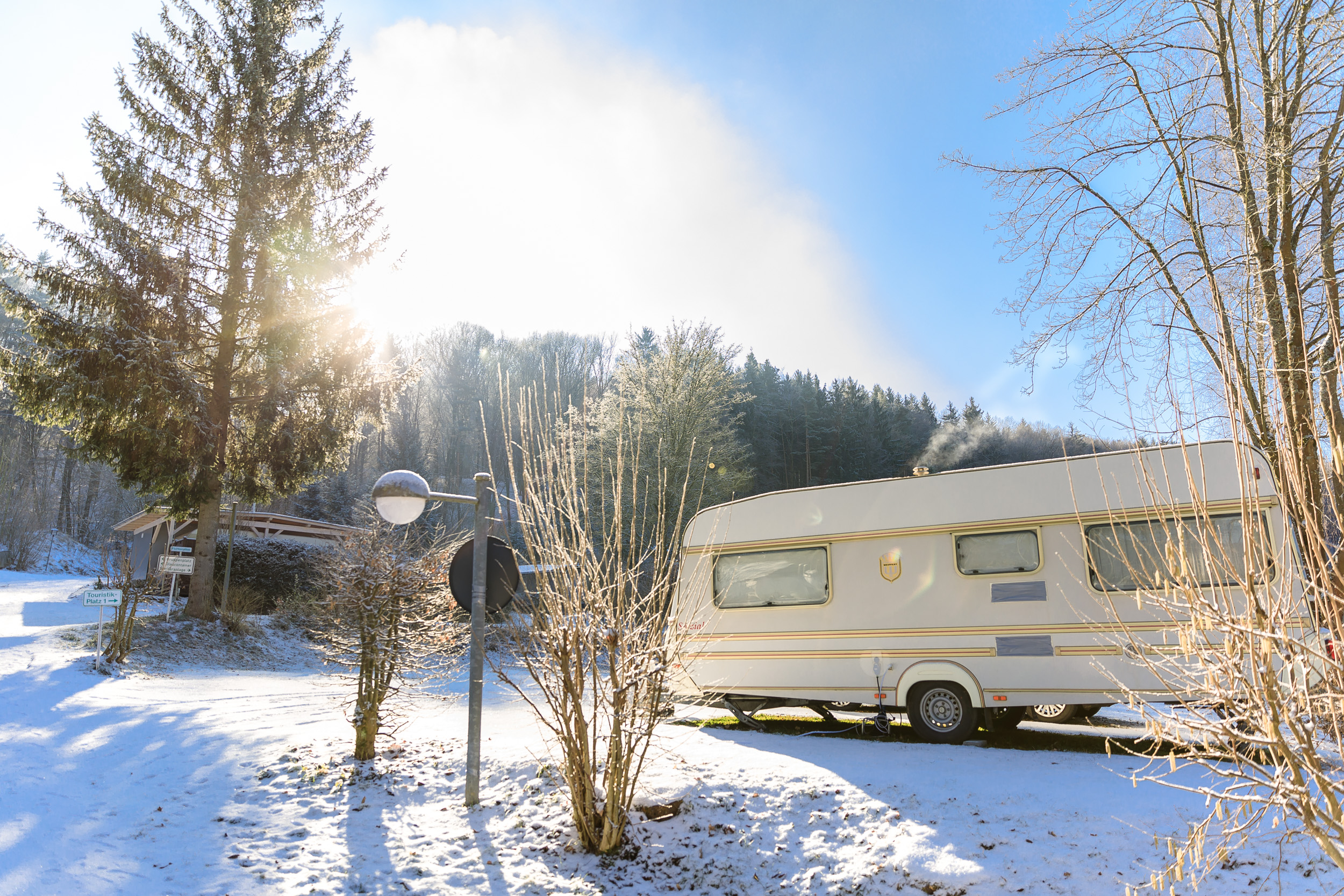 Schnee um den Wohnwagen, Sonne geht auf