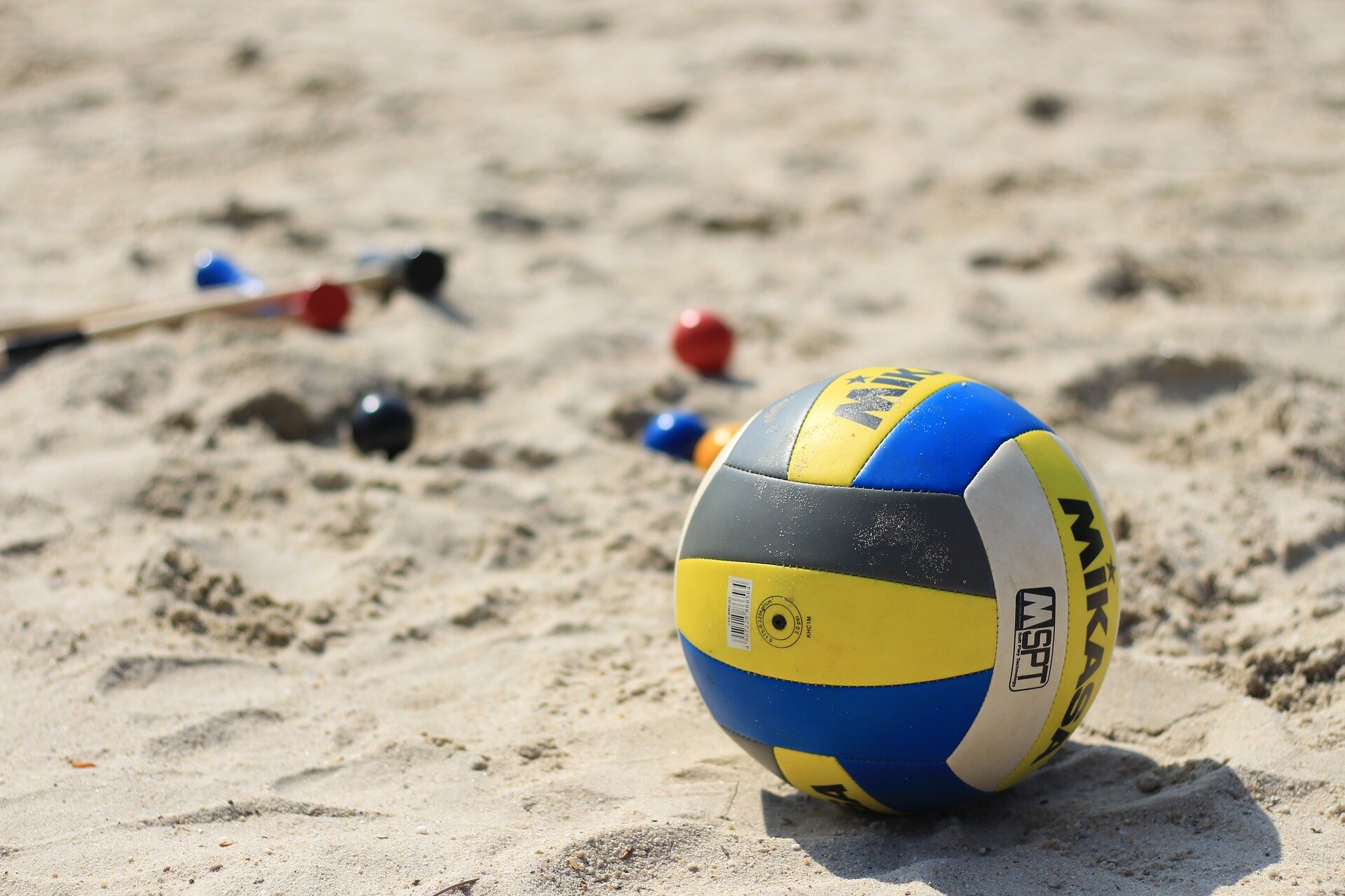 Zwei Beachvolleyballfelder