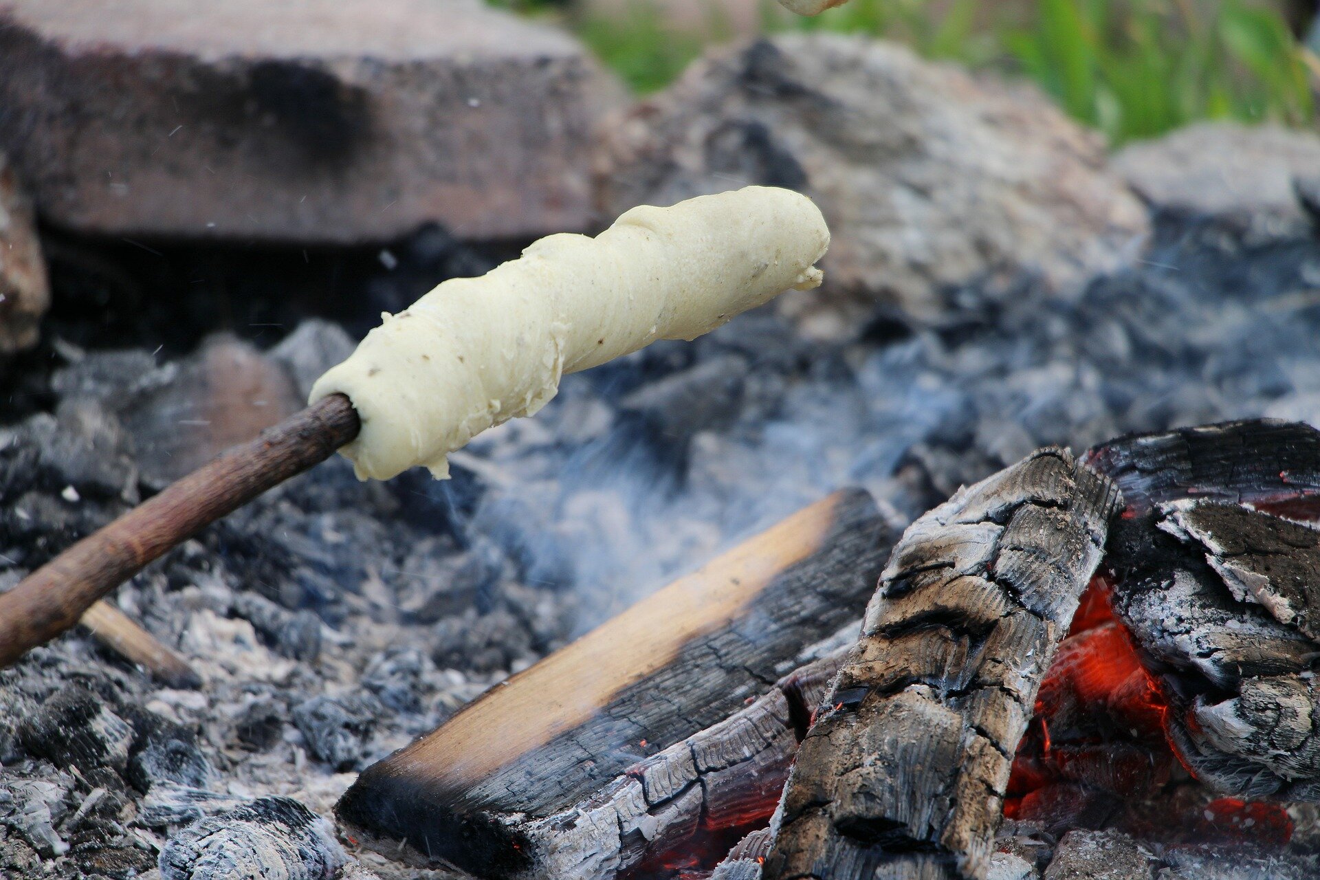 Stockbrot über dem Feuer grillen