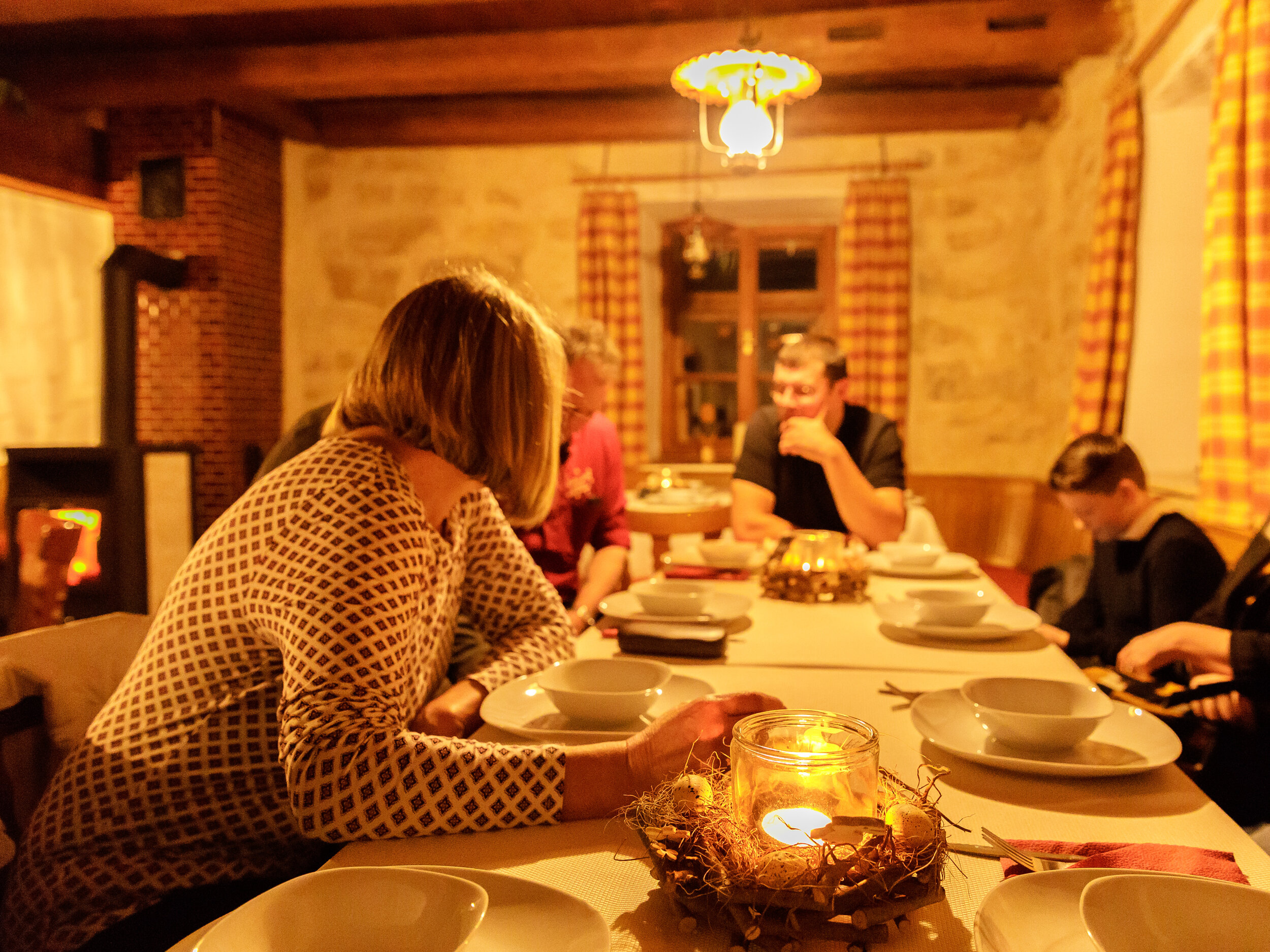 Menschen sitzen gemütlich am Tisch