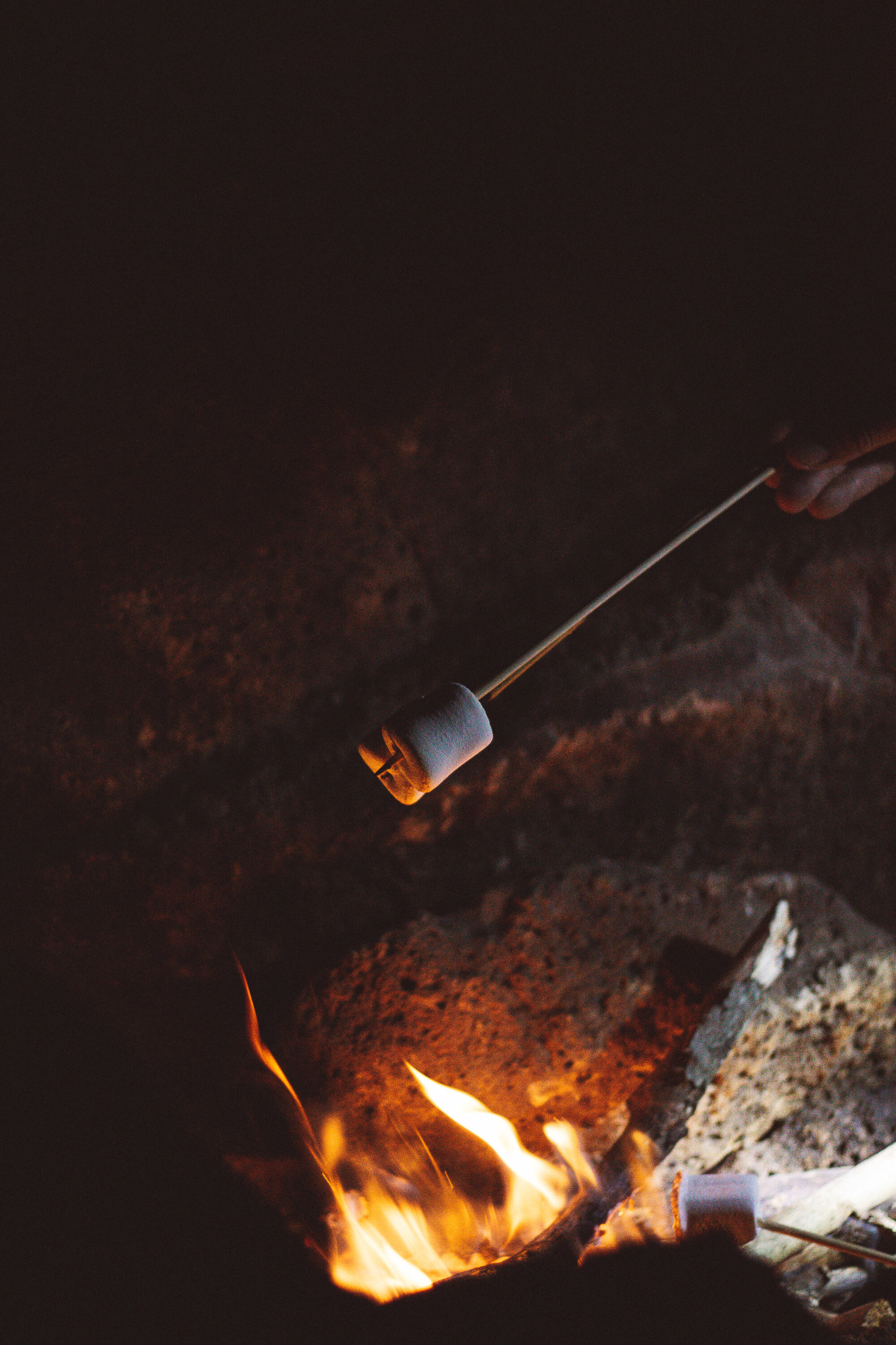 Marshmallows über dem Feuer grillen - hmmm lecker - oder ein Stockbrot
