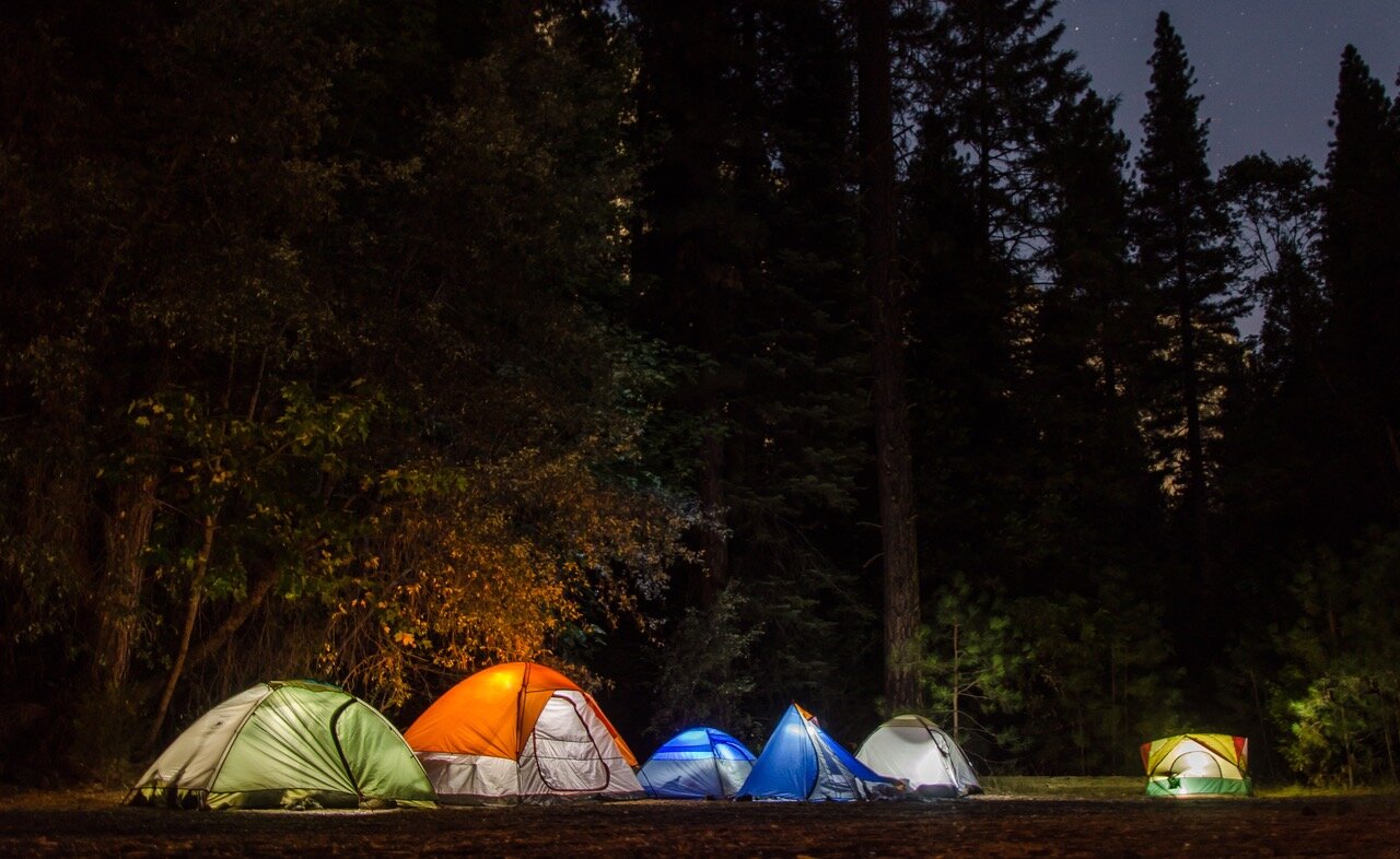 Zelte bei Nacht schön beleuchtet
