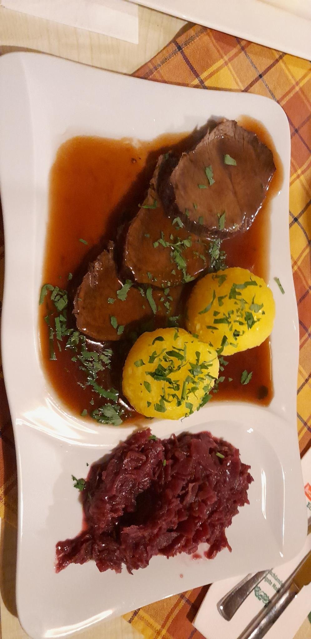 Braten mit Kloß und Rotkraut