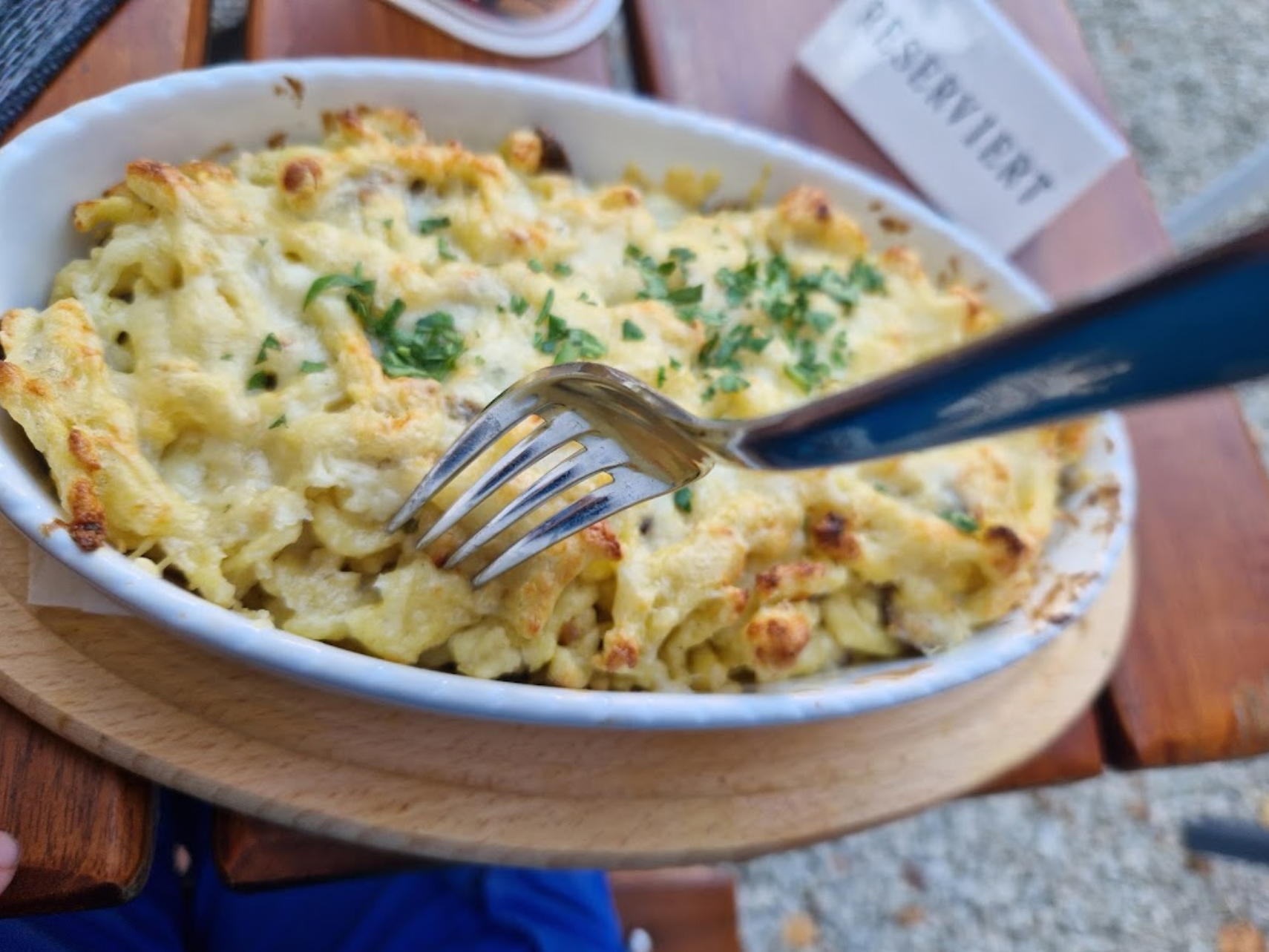 Käsespätzle in Schale auf einem Tisch