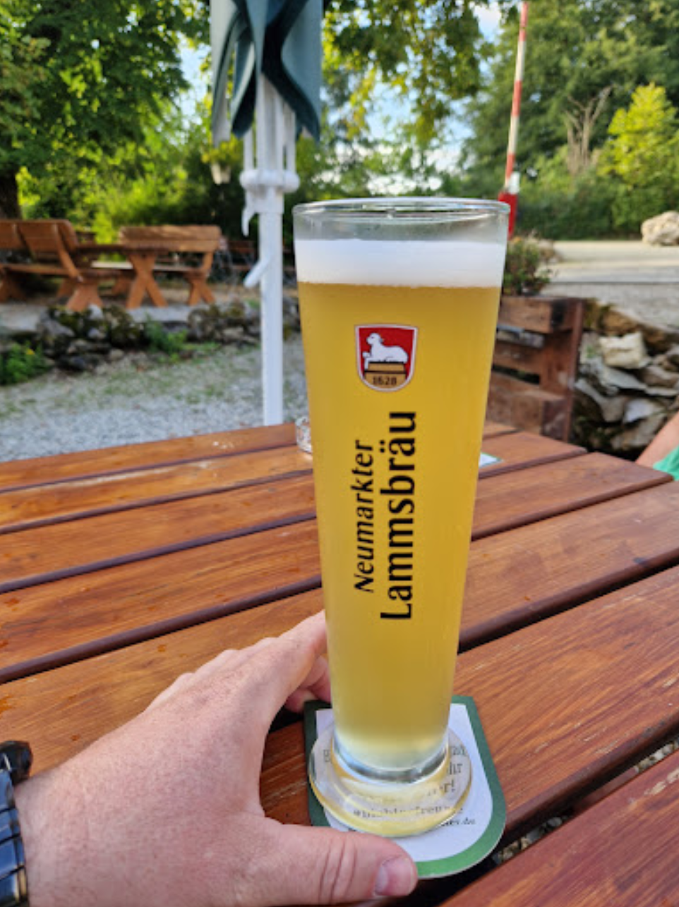 Bierglas Neumarkter Lammsbräu auf dem Tisch