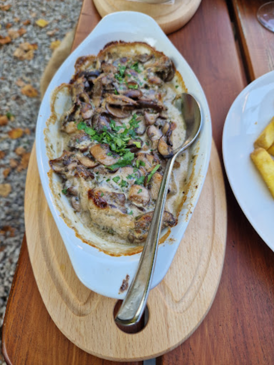 Pommes Rahmsoße überbackenes Fleisch