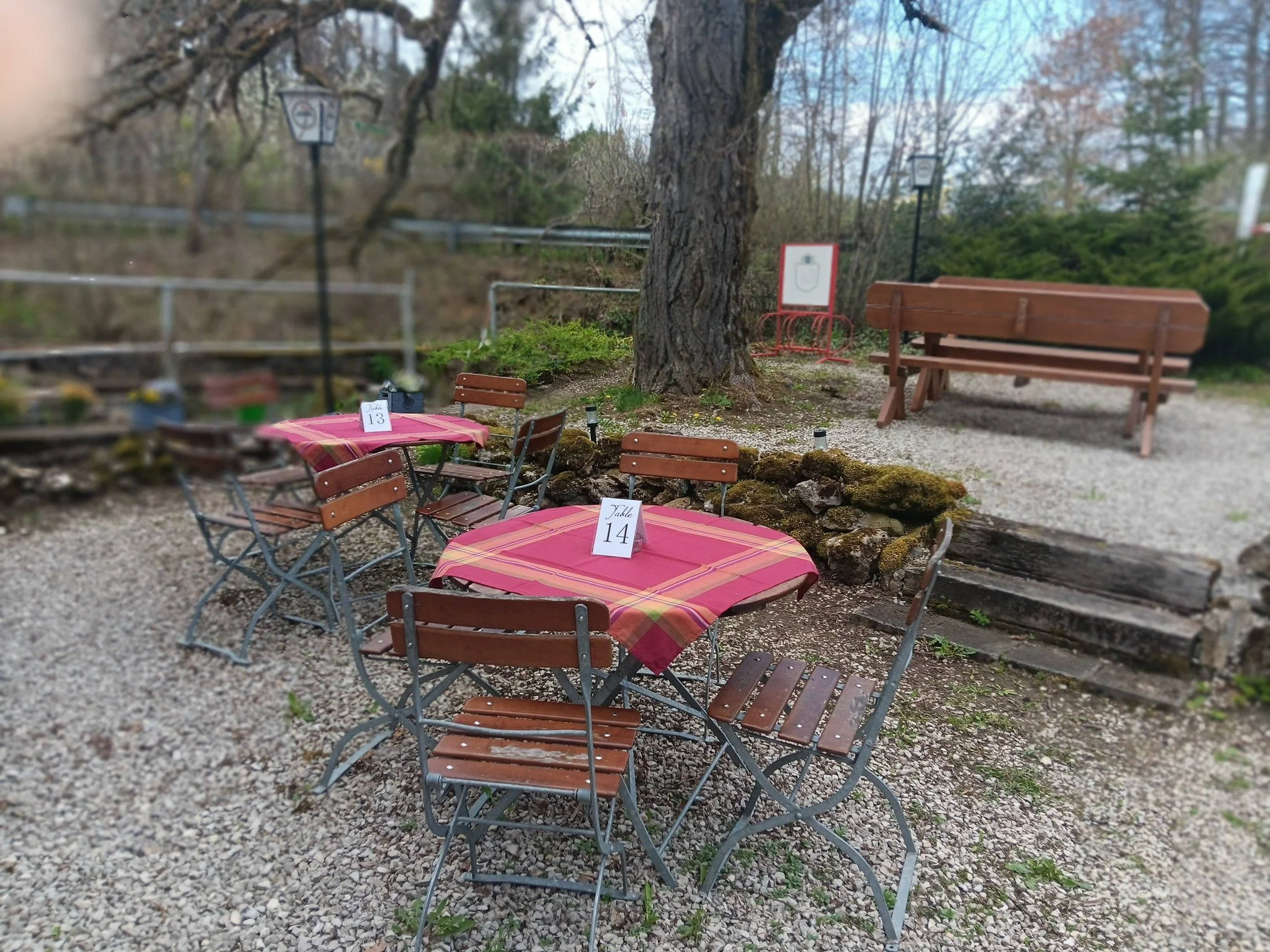 Biergarten_Sippelmuehle_Landgasthof_Tisch_Stuehle_Blick_ins_Grüne.jpg