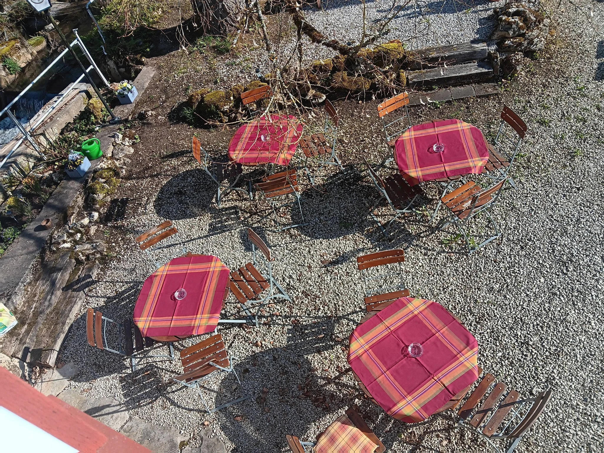 Biergarten_Sippelmuehle_Landgasthof_Tisch_Stühle_Tischdecke.jpg