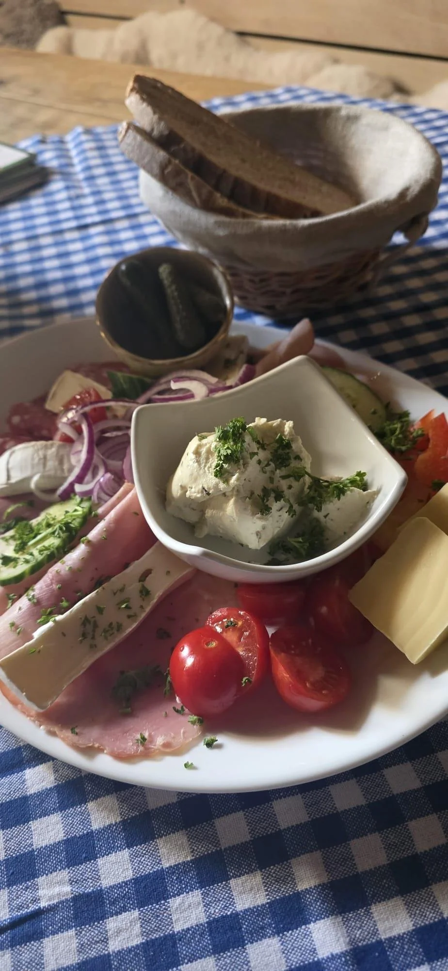 Brotzeitplatte_Käse_Gurken_Tomaten.jpeg