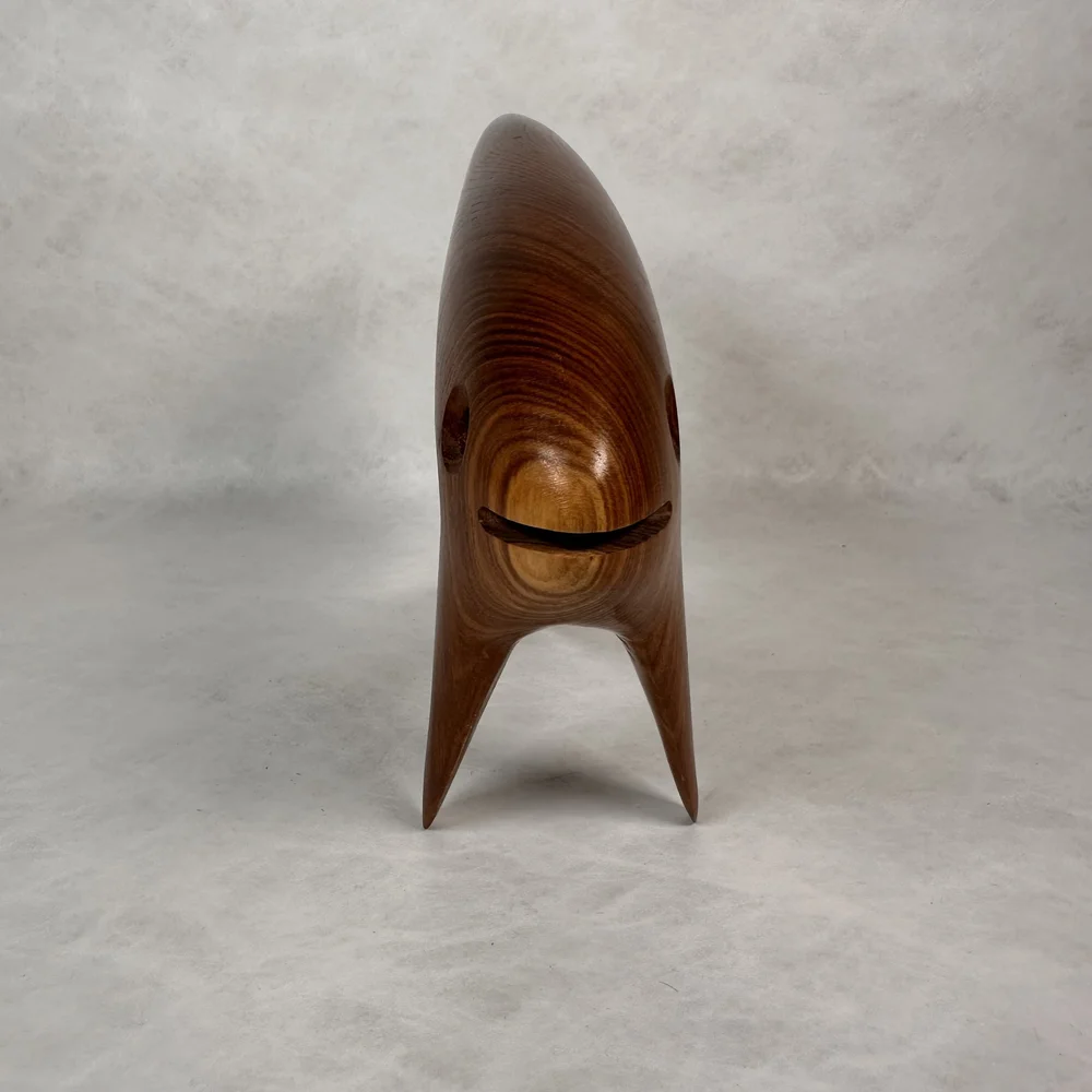金属製 魚と人物の彫刻 Wooden Fish Carving by Kiyoshi Matsuji — Japanese Cultural