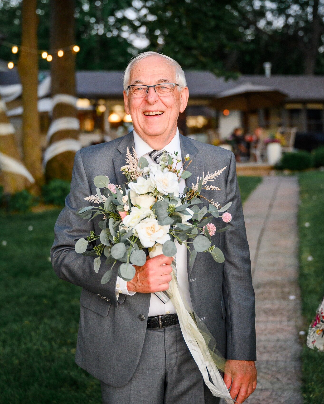 Let's hear it for dads who don't mind holding the flowers. 👏👏👏

.
.
.
 #weddingphotographer #ilovefargo #fargophotographer #ndmnbride #chelseajoyphoto #fargoweddingphotographer #prairiebride #fargoweddings #fmwf #fargophotography #ndbride #fargond