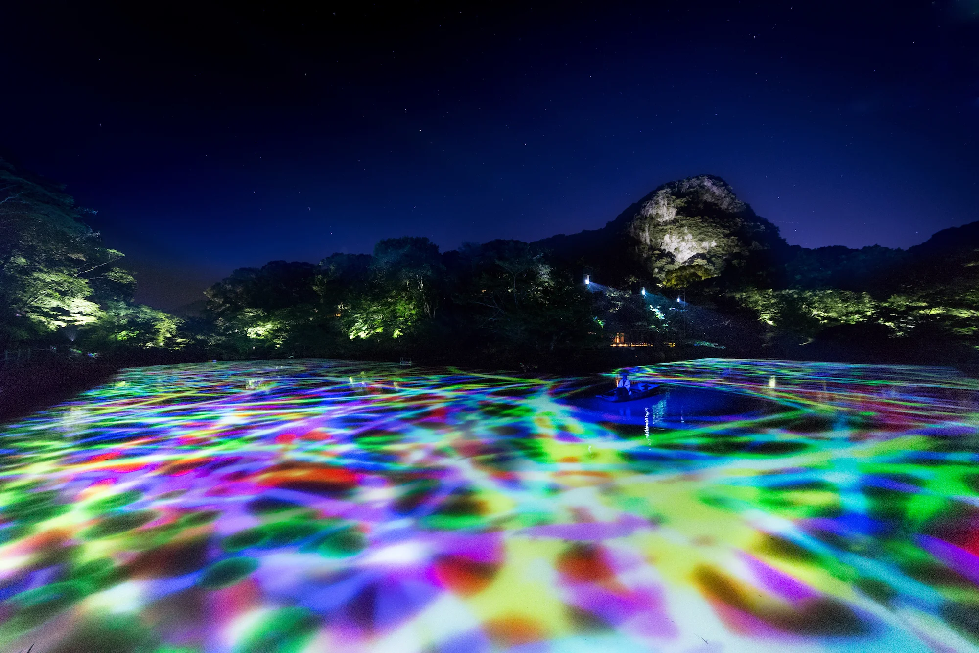 1495050121678-Drawing-on-the-Water-Surface-with-Lotus-Flowers-Created-by-the-Dance-of-Koi-and-Small-Boats-Mifuneyama-Rakuen-Pond_7.jpeg
