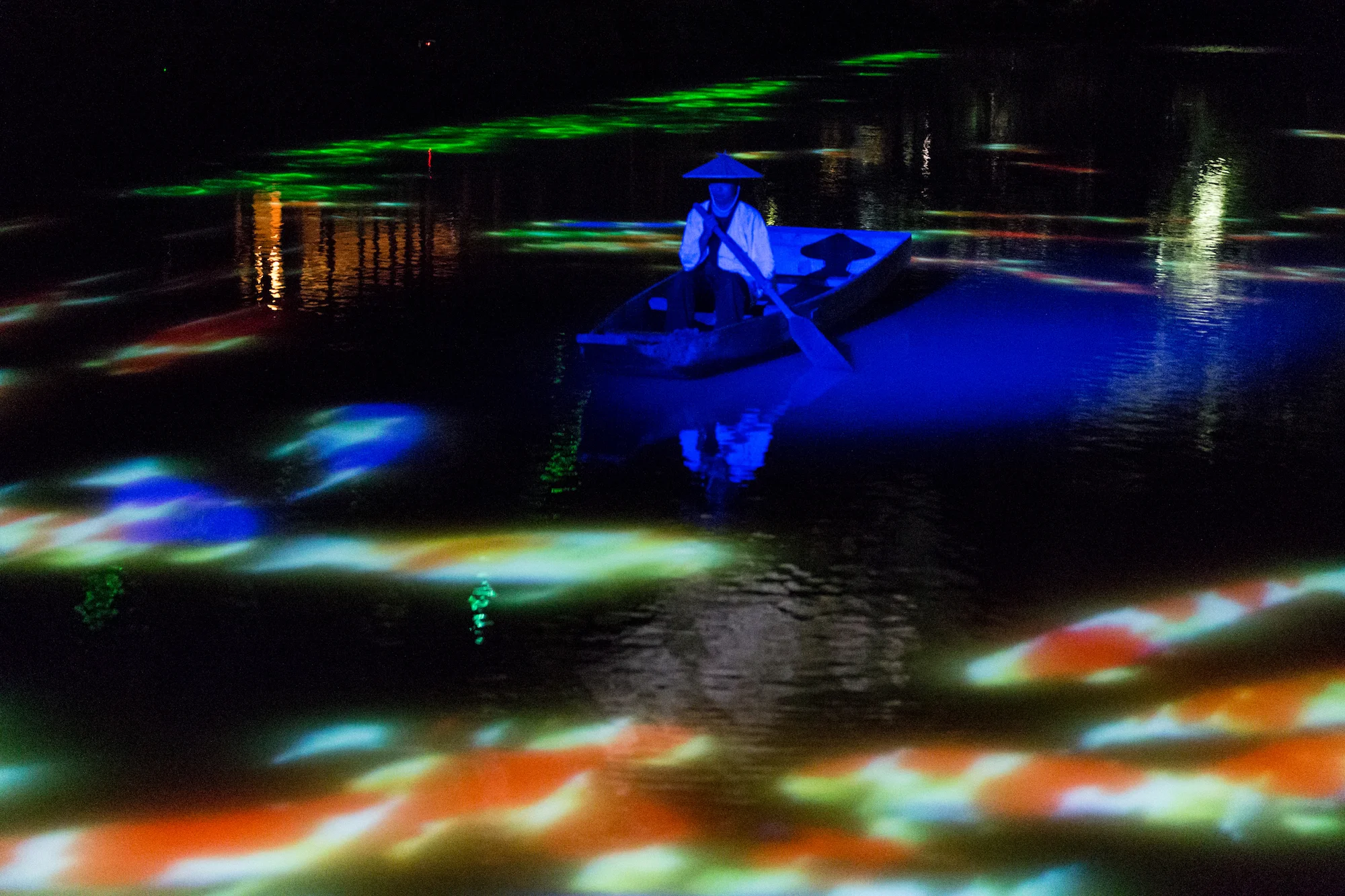 1495050121925-Drawing-on-the-Water-Surface-with-Lotus-Flowers-Created-by-the-Dance-of-Koi-and-Small-Boats-Mifuneyama-Rakuen-Pond_KEI_6588.jpeg