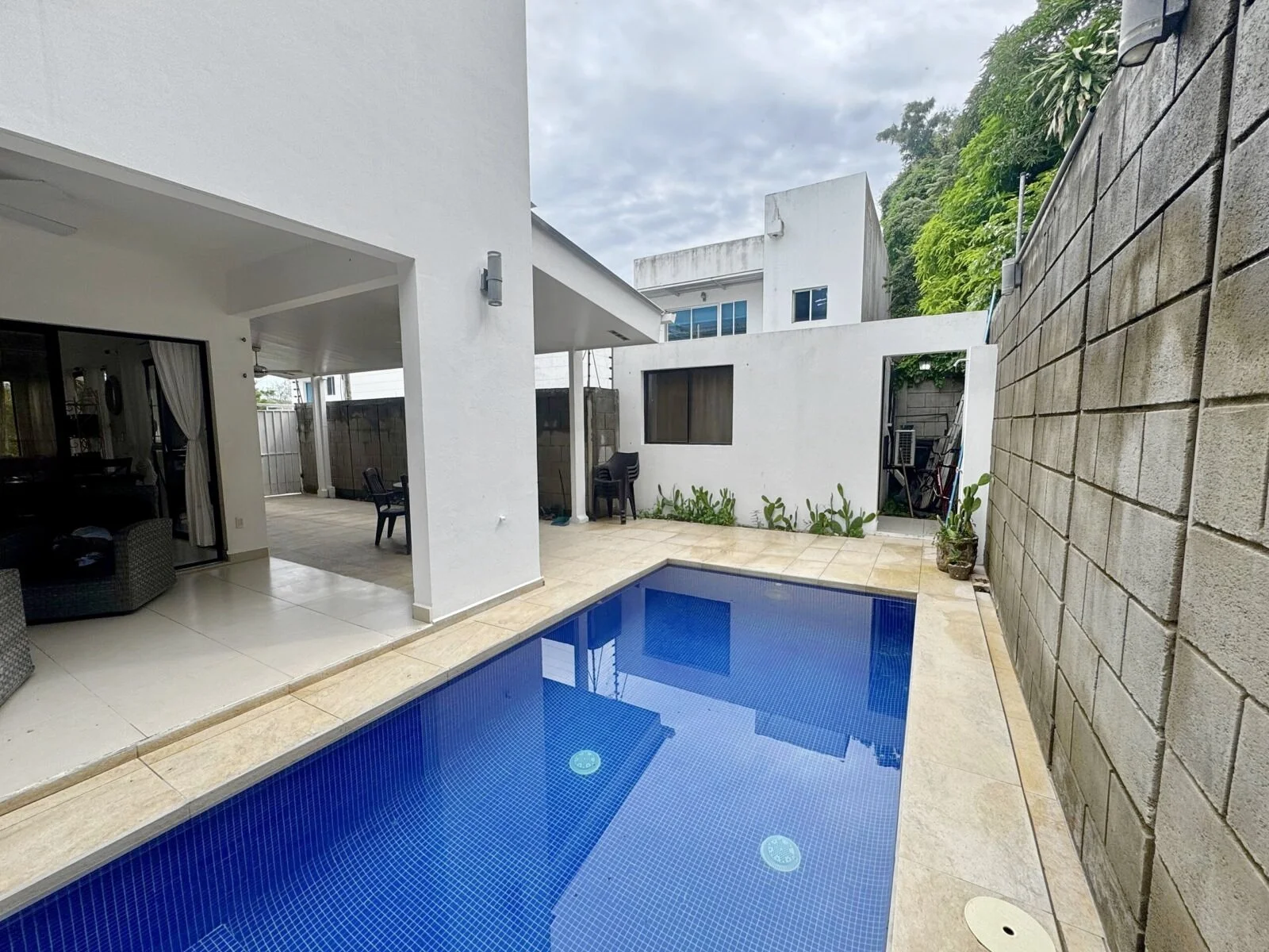 4-bedroom-villa-with-pool-in-colinas-de-miramar-03-1600x1200.jpg