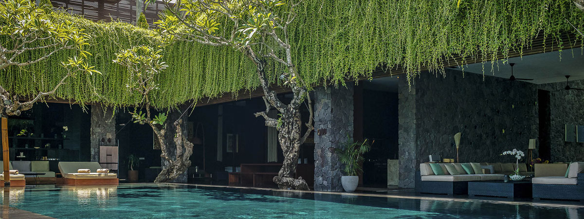 Villa-Mana---Open-spaces-poolside.jpg