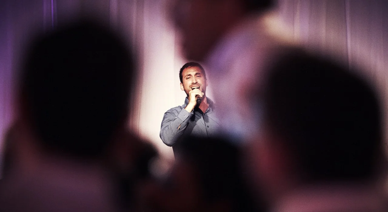 isser singing.jpg