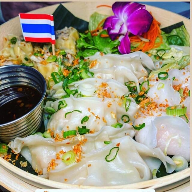 Homemade dumpling 🥟 combo platter @topthai_greenwich @topthai_vintage .

@topthai_greenwich 
Save your water and drink and cheers with us @topthai_greenwich 
Welcome to join us 
Top Thai Greenwich now is available for pick up, take out , and deliver