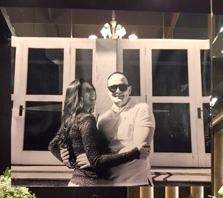 Quadro com 1 metro de largura decorando a entrada da recepção, no casamento de Bruna e Raffaele